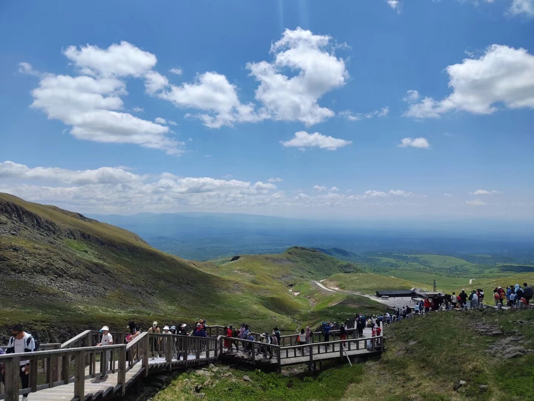 长白山简介:    长白山,位于吉林省延边州安图县和白山市抚松县境内