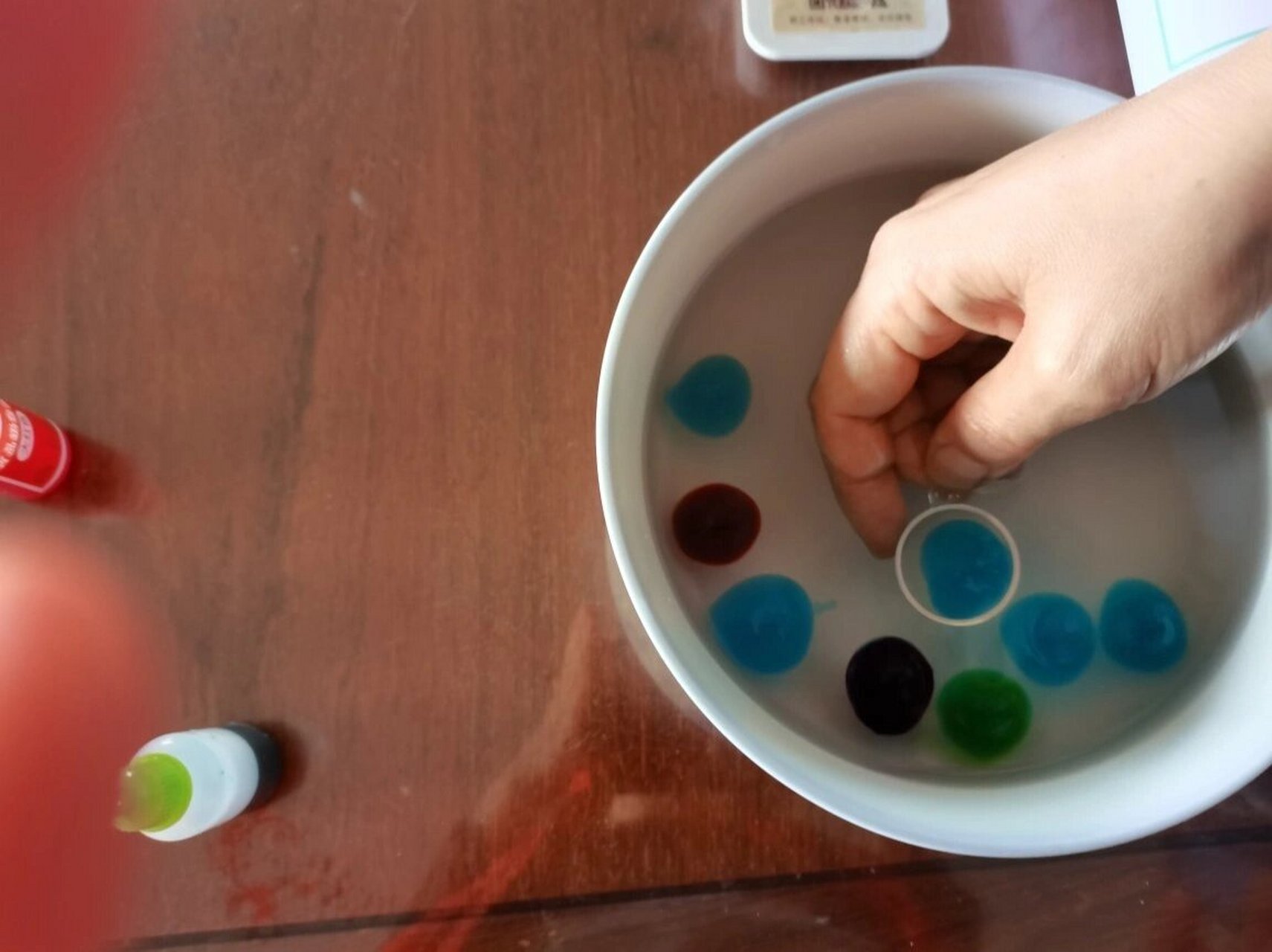 科学小试验:制作水精灵 92实验材料: 海藻酸钠,乳酸钙,量杯,模具