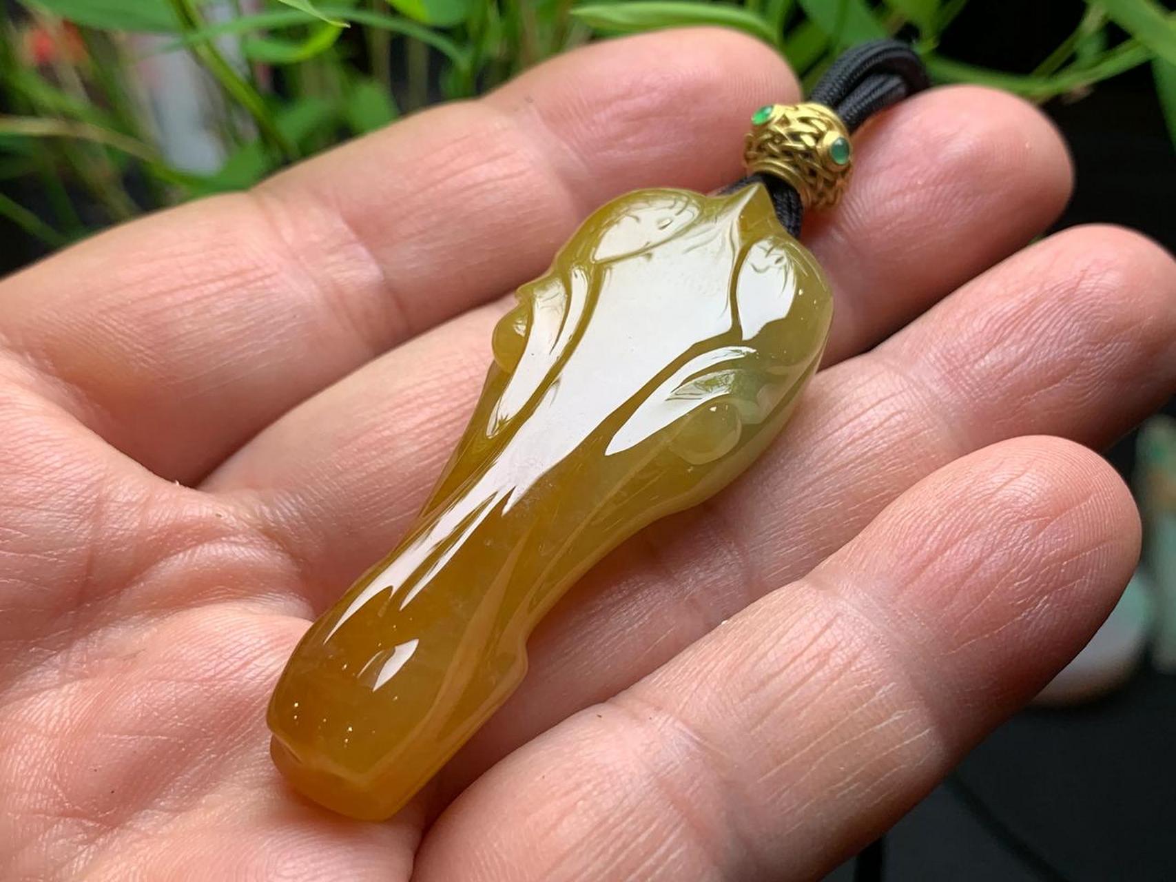 冰种黄翡翡翠马头,一款蕴含着浓厚文化底蕴和独特魅力的翡翠饰品.