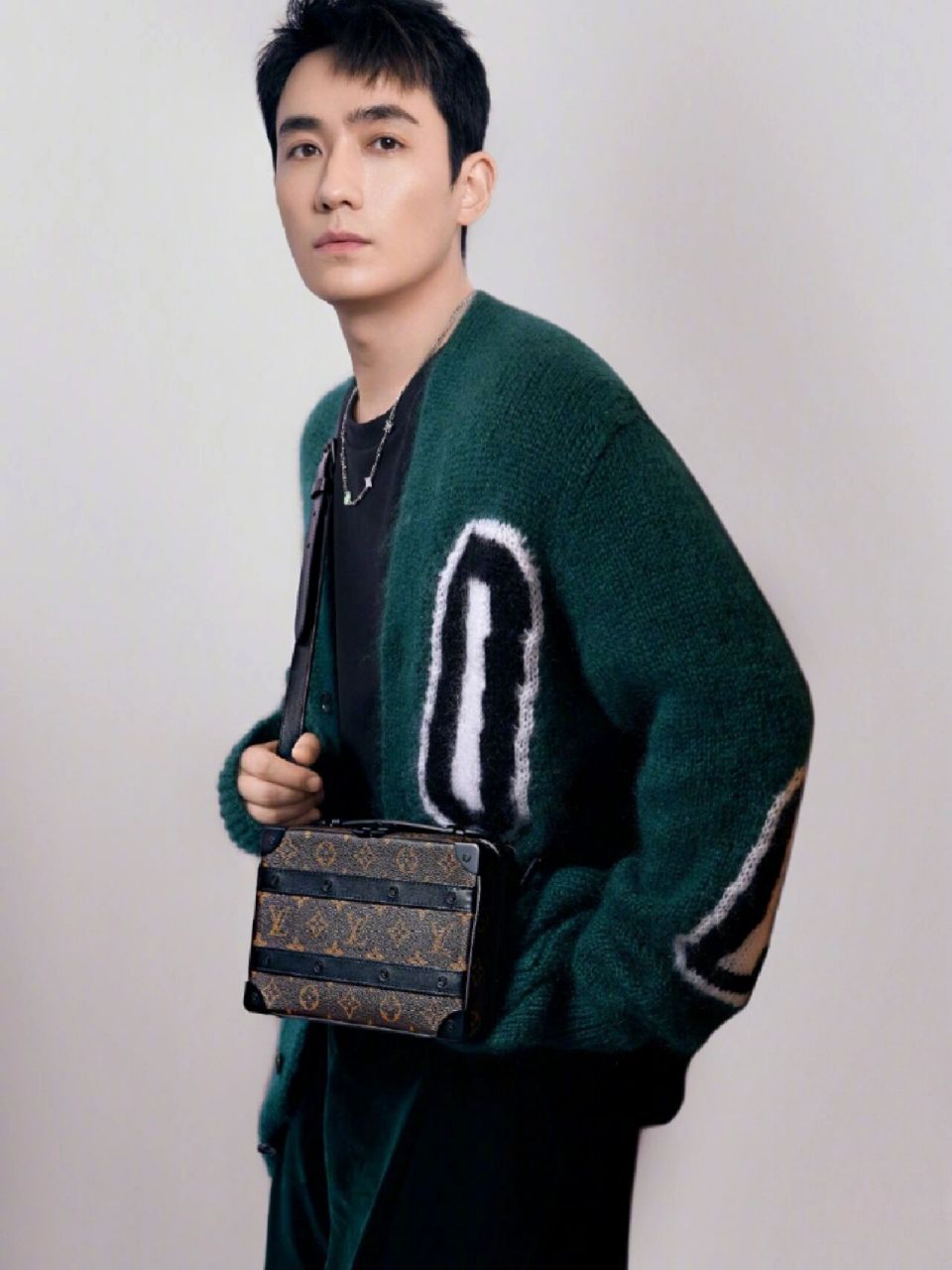内娱男明星包包大盘点——lv代言人朱一龙 昨天发了两期有关娜比和