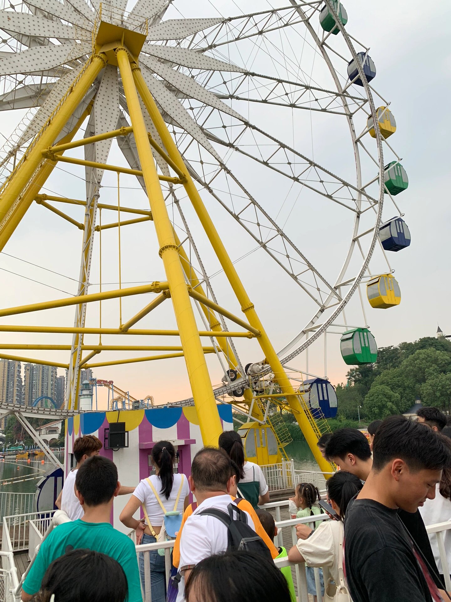 打卡成都欢乐谷摩天轮