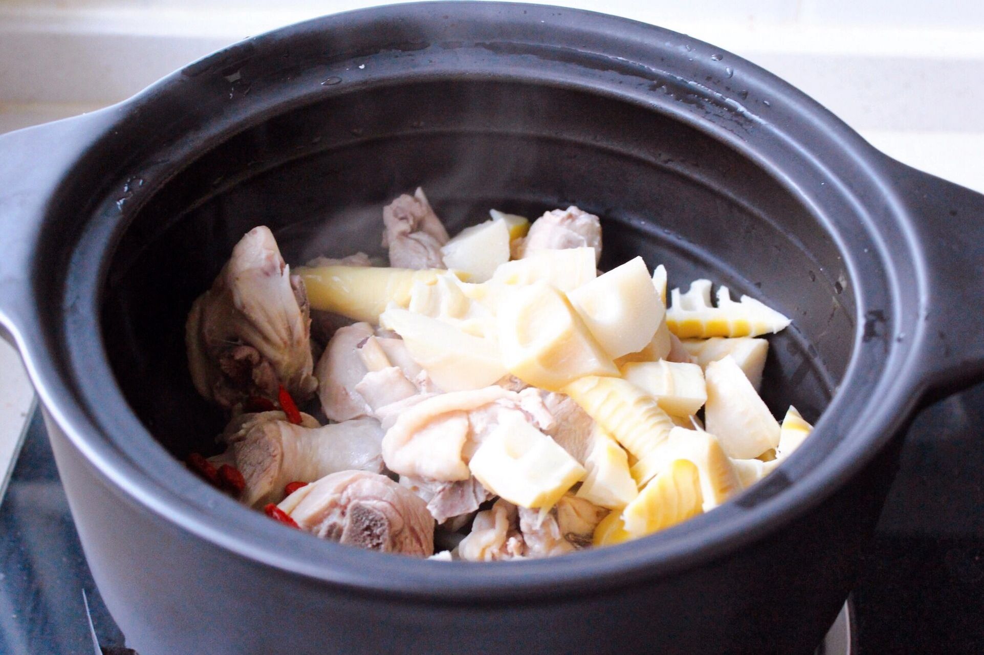 9215春笋鲜鸡汤| 只用两种食材其他的交给时间 炖鸡汤本来就很鲜