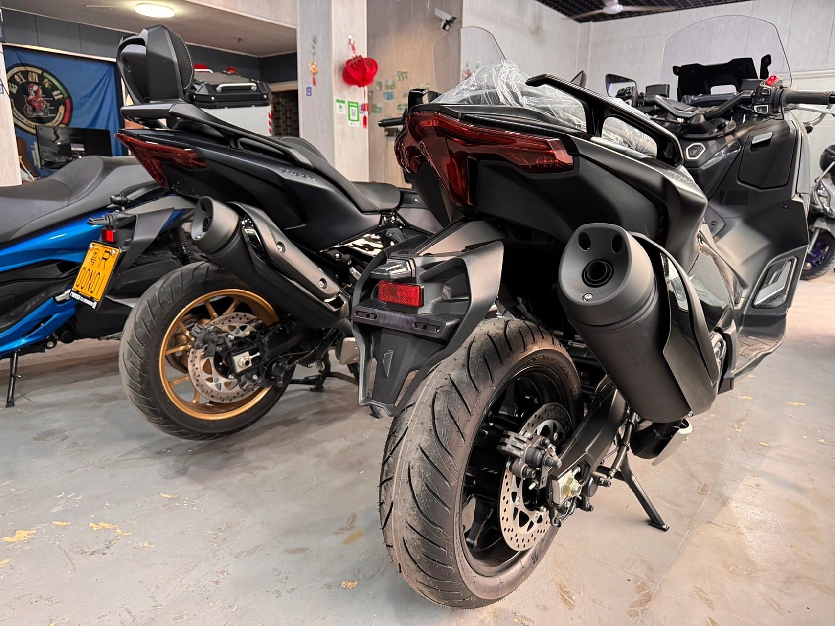 2023款雅马哈tmax560 左边是23款的 右边是22款的 你看出来区别吗