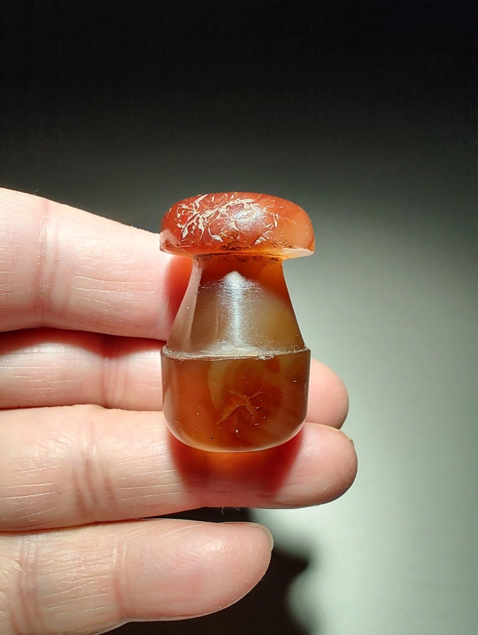 清代红皮玛瑙罗汉烟咀 清代红皮玛瑙罗汉烟嘴 造型好 京做工  直径23