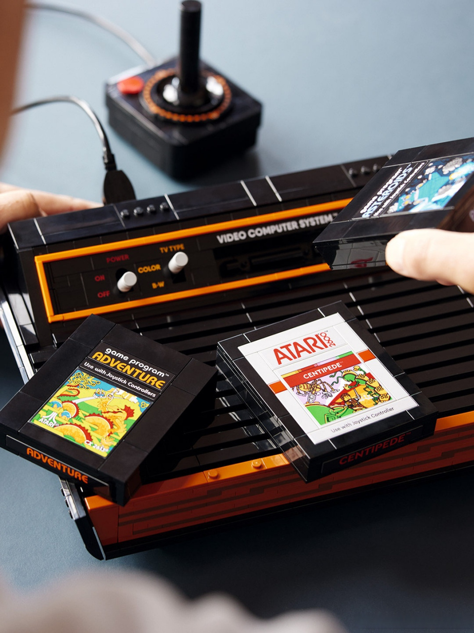 乐高正式对外发布全新icons系列10306雅达利2600游戏机,套装包含2532