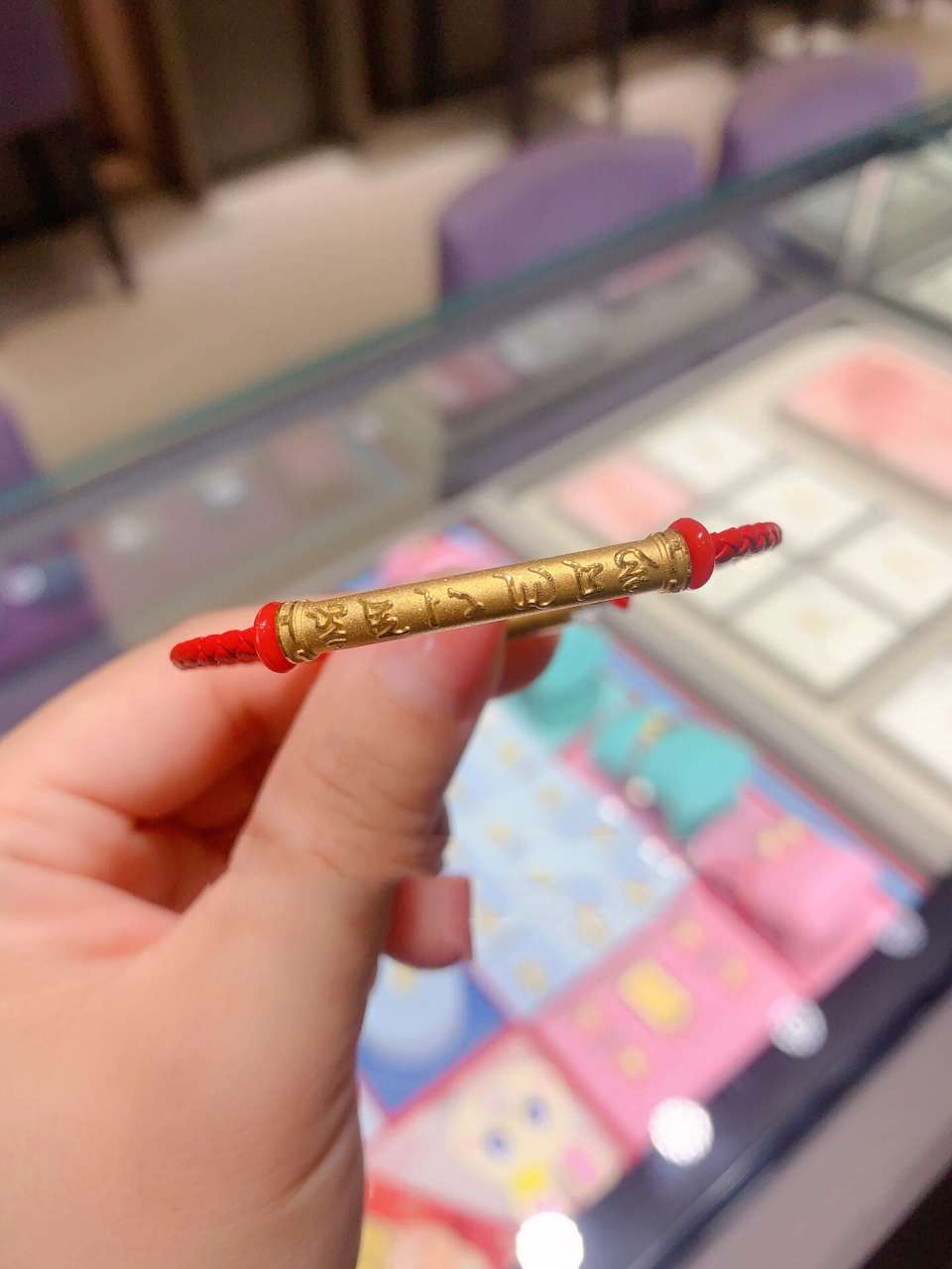 周大福六字真言转运珠手链 六字真言也叫六字箴言,指的是"嗡嘛呢呗咪