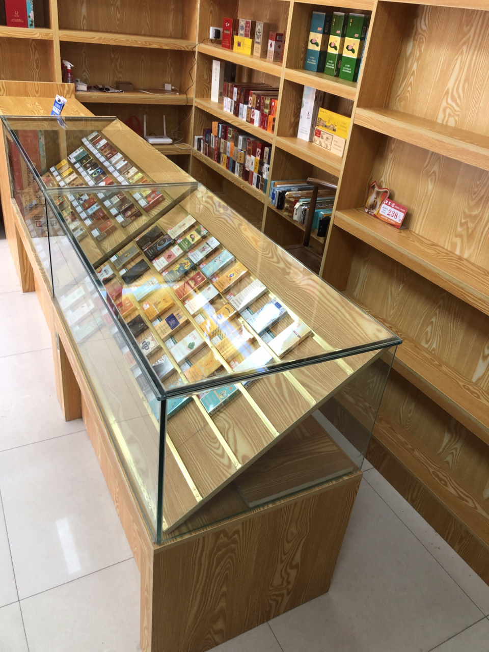 烟酒店 烟酒展柜,烟柜台,木质展柜制作设计.