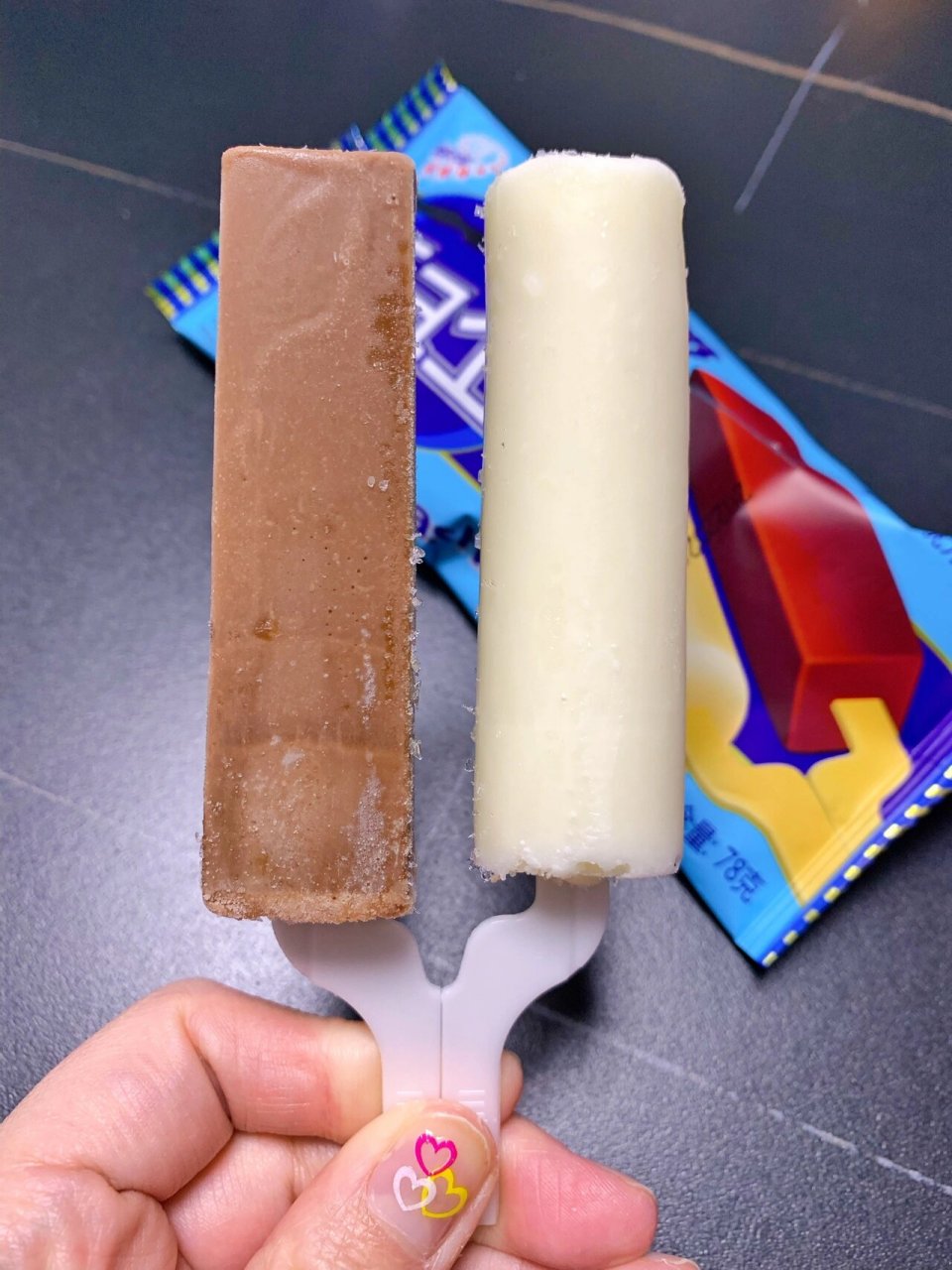 这个雪糕真的很惊喜 没想到小时吃的黑白配居然现在还有卖 不记得