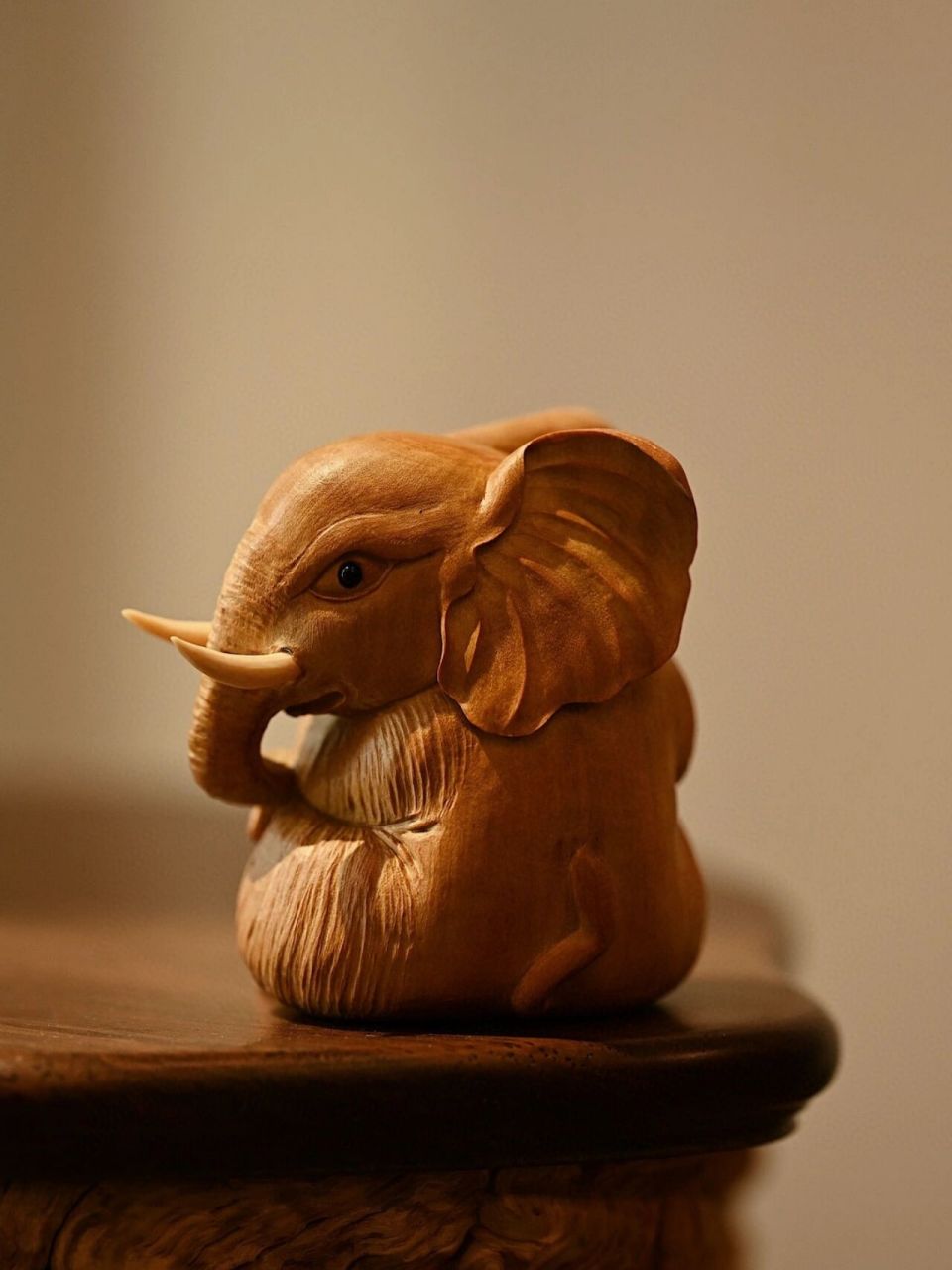 老山檀"喜象" 设形构思巧妙,造型生动可爱,憨态可掬,大耳如扇,长牙卷