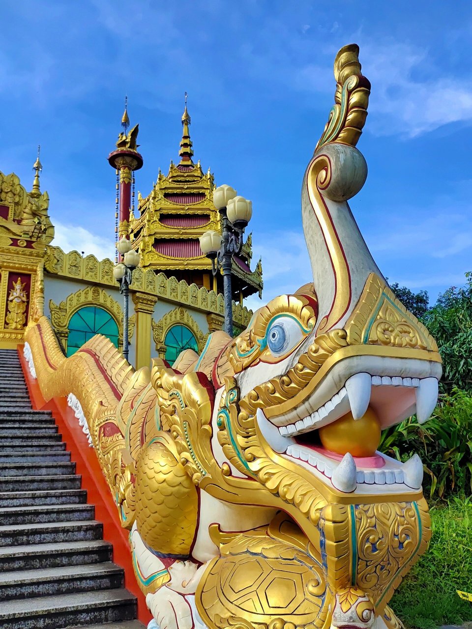 来芒市 82 必去的勐焕大金塔 勐焕大金塔是芒市标志性的建筑,也是