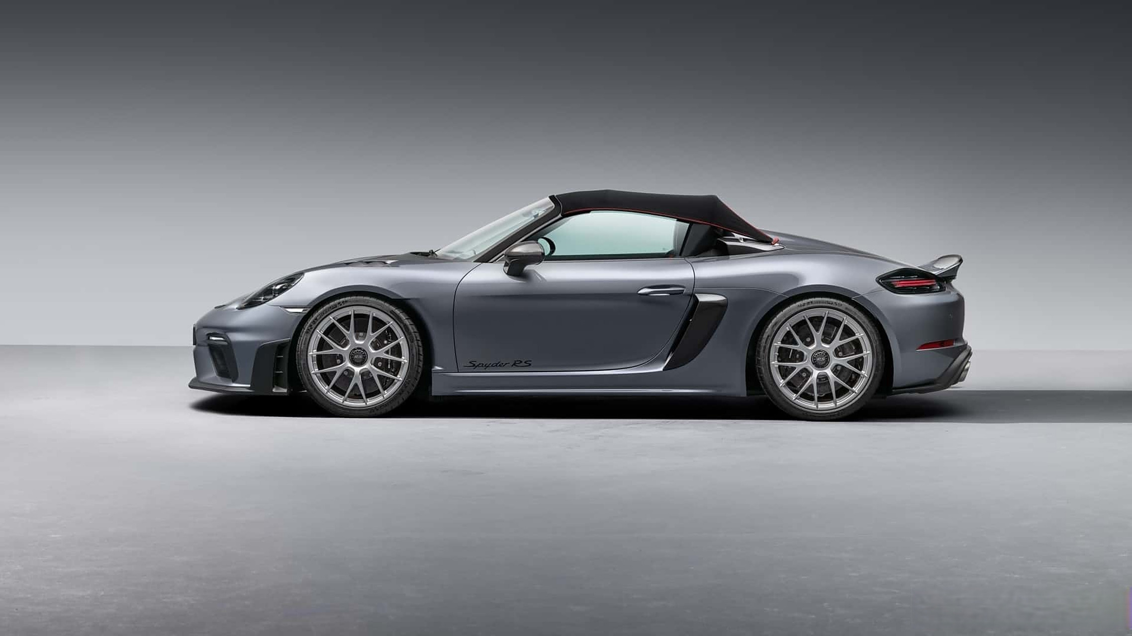 8万元起  5月10日,保时捷718 spyder rs正式在华开启预售,售价157.