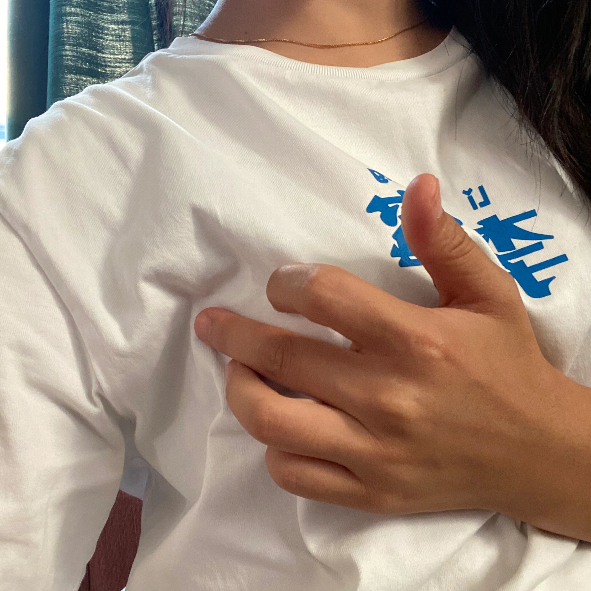 左胸侧面,有些偏上,手指那里按压会痛