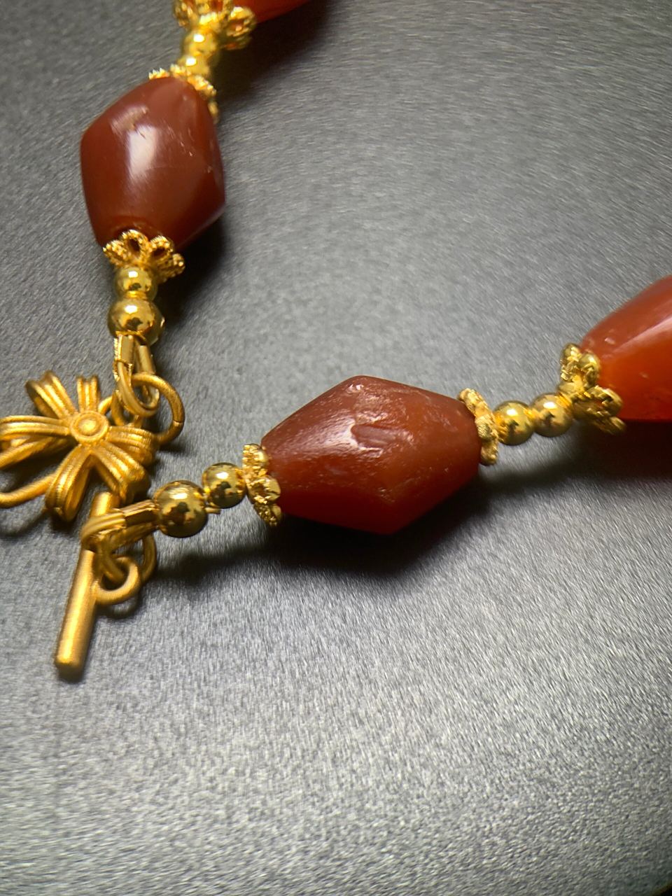 每天认识一款古珠丨西亚千年红玛瑙