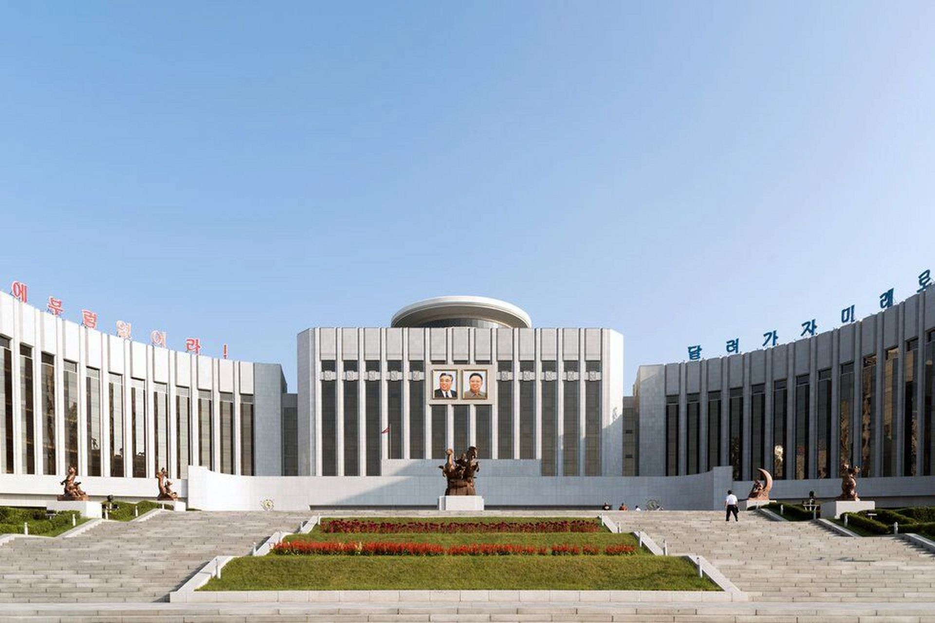 朝鲜万景台学生少年宫 万景台学生少年宫是由朝鲜社会主义爱国青年