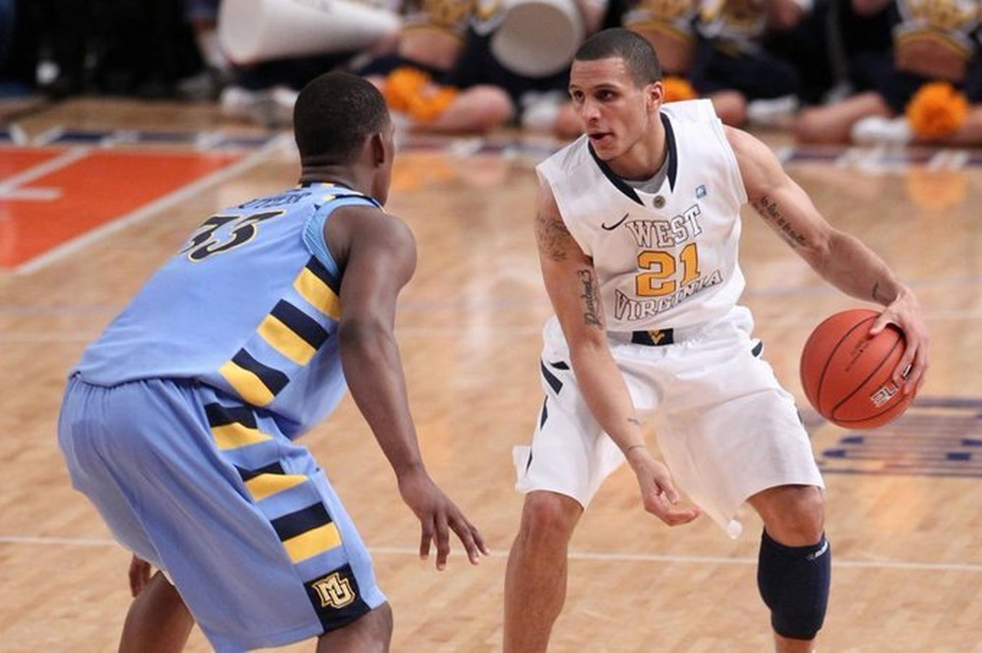 很酷的一张照片:巴特勒在大学比赛时防守马祖拉