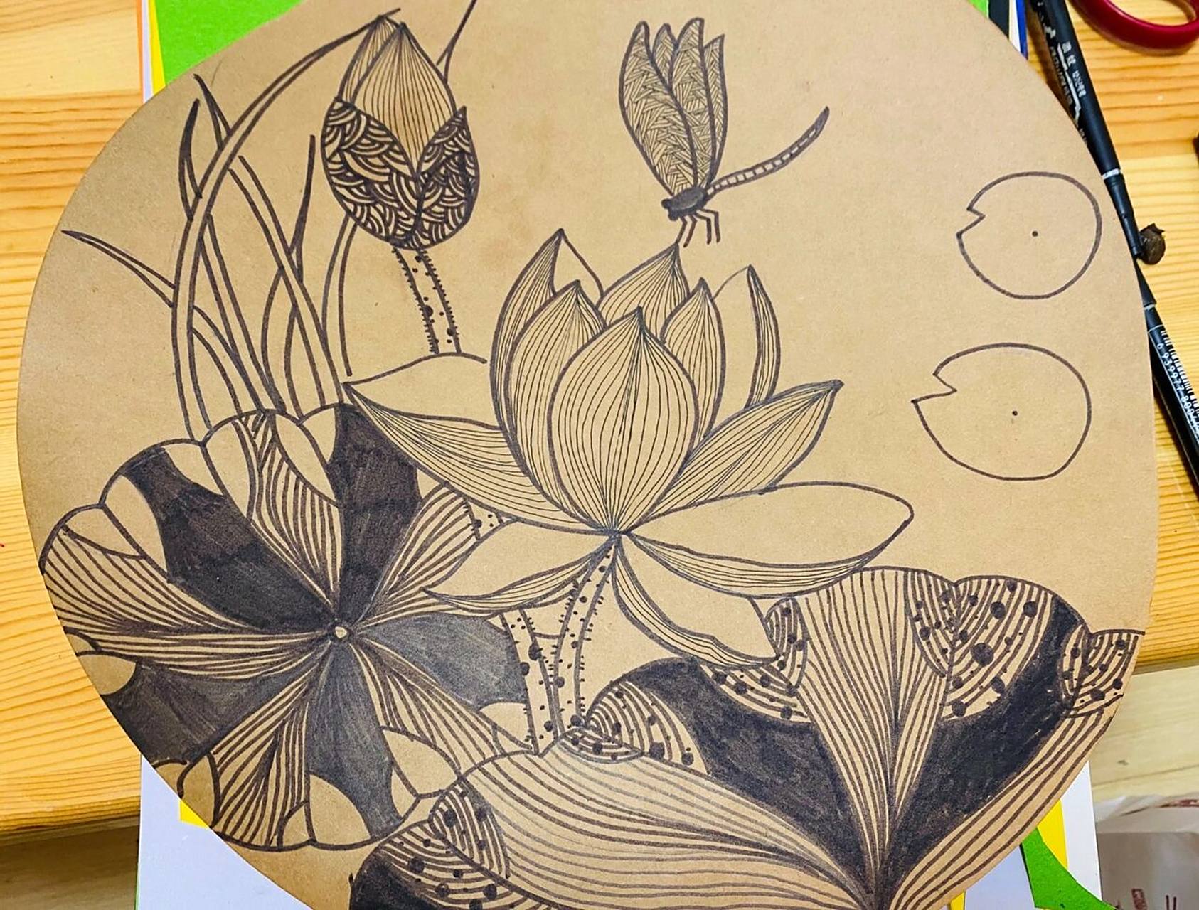 荷花线描 #线描##荷花##花卉##创意线描# 圆形卡纸搭配黑色勾线笔[爱