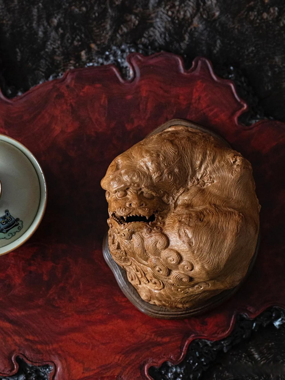 荔枝木 | 瑞狮香炉  随形取意,妙施雕刻,置案清赏,于祥和中透显自然