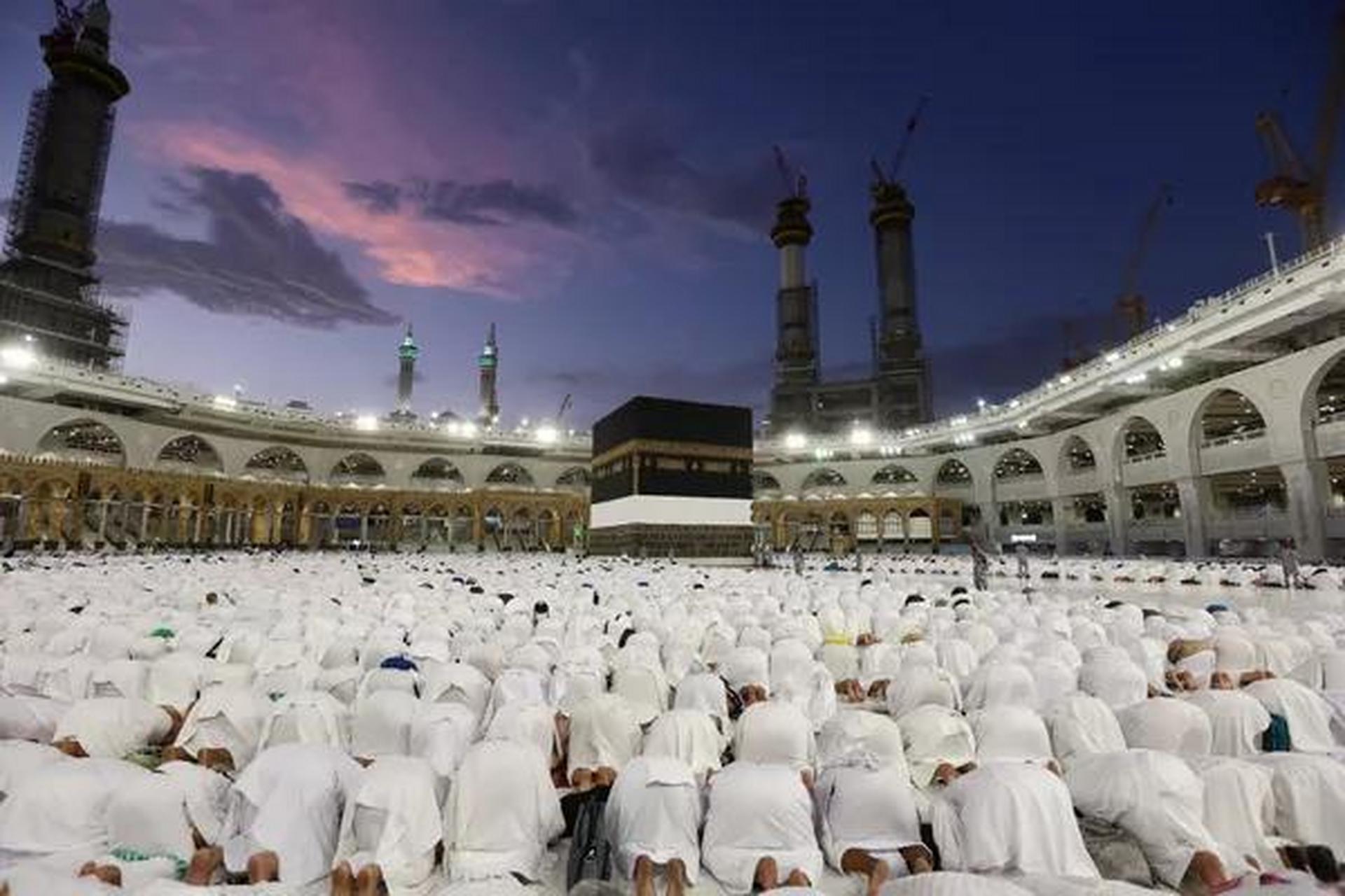 沙特阿拉伯麦加,朝圣者们在大清真寺祈祷