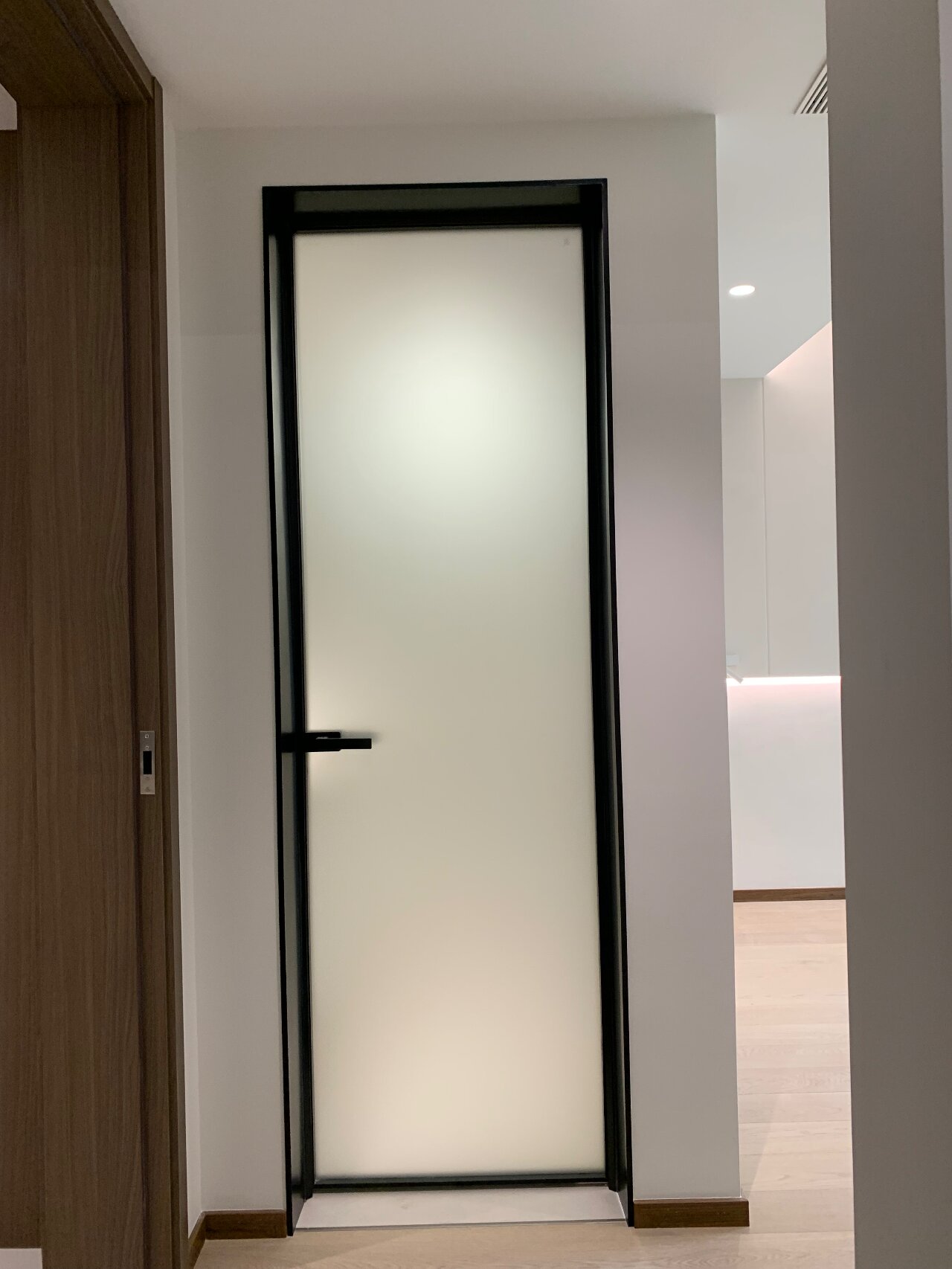 坐标:中洲锦城湖岸 尺寸:2250*780mm 集美们,超白双面油砂玻璃特点是