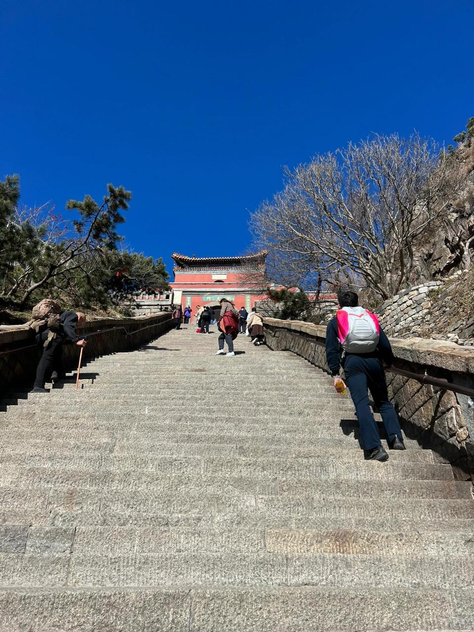 泰山十八盘 是泰山登山盘路中最险要的一段 古代帝王文士都是从这里一