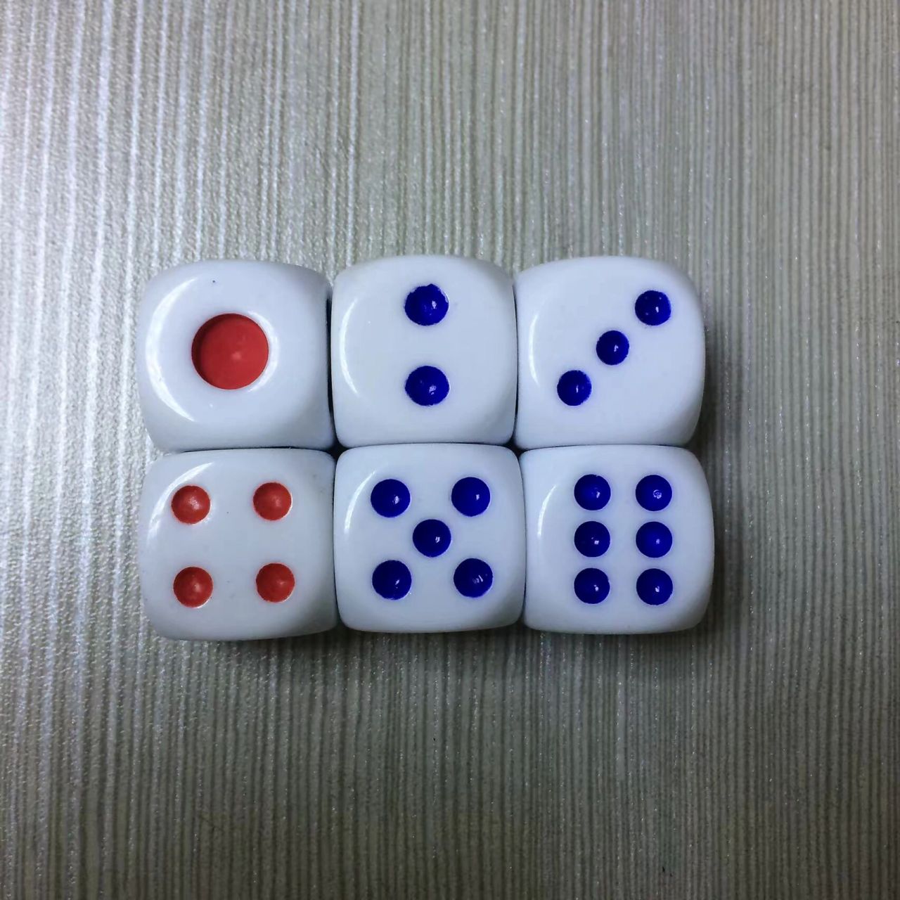 古时候唐明皇非常喜欢玩骰子,而他的杨贵妃也是如此,有一次唐明皇玩