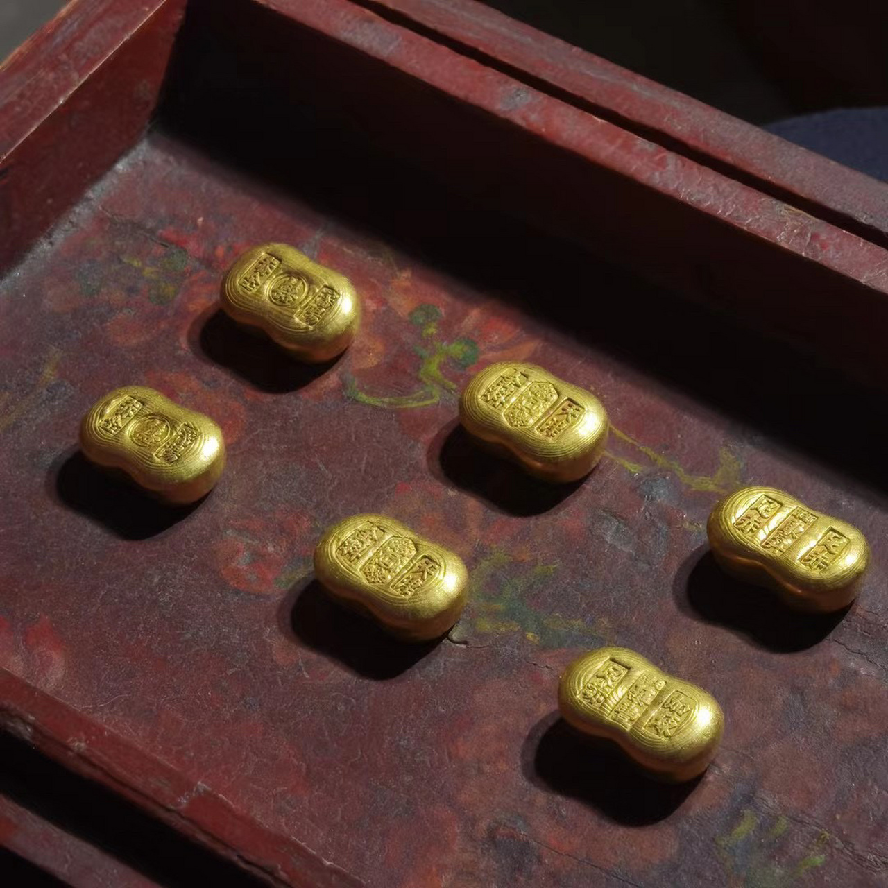 存世稀少的民国"一两"小金锭 给大家介绍图中的民国小金锭,铸造于清末