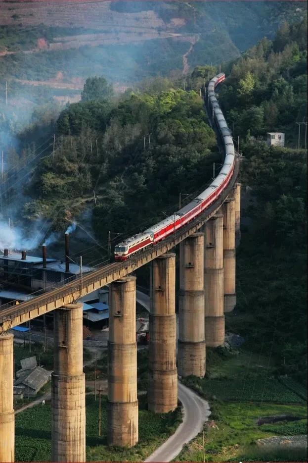 这一张算是我认为拍的比较美的照片之一,它展现了中国铁路最经典的一