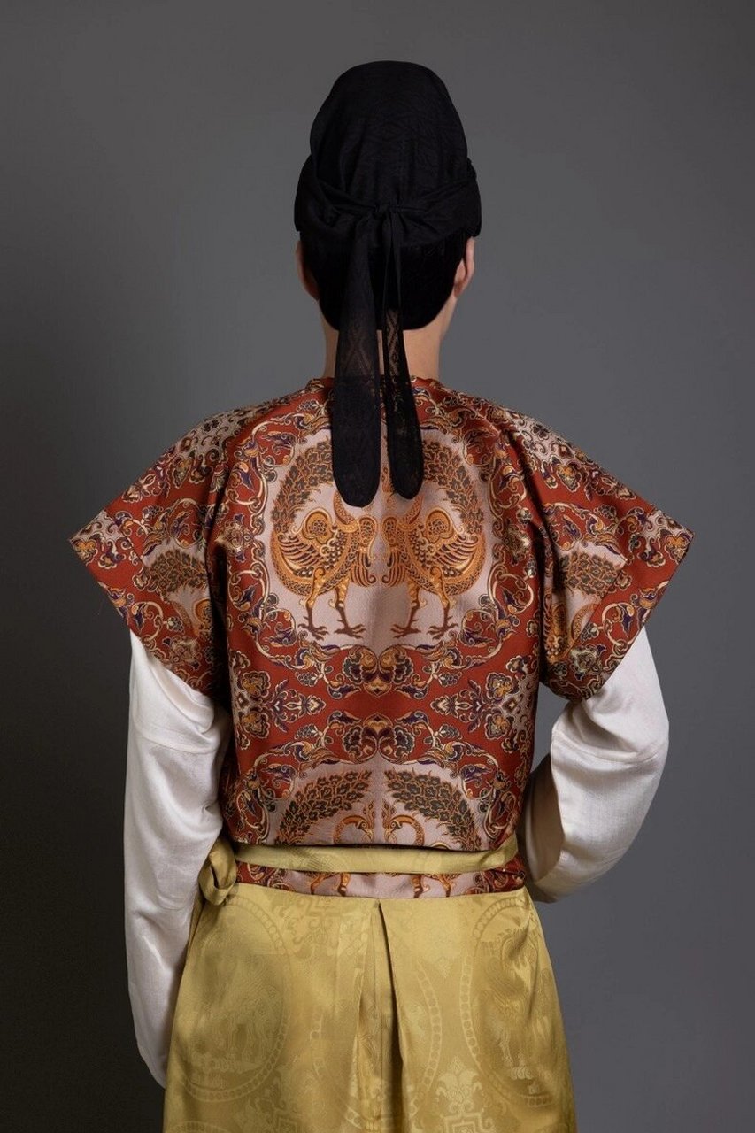 设计|繁复精致的唐代孔雀 赤地缠枝葡萄孔雀纹锦半臂