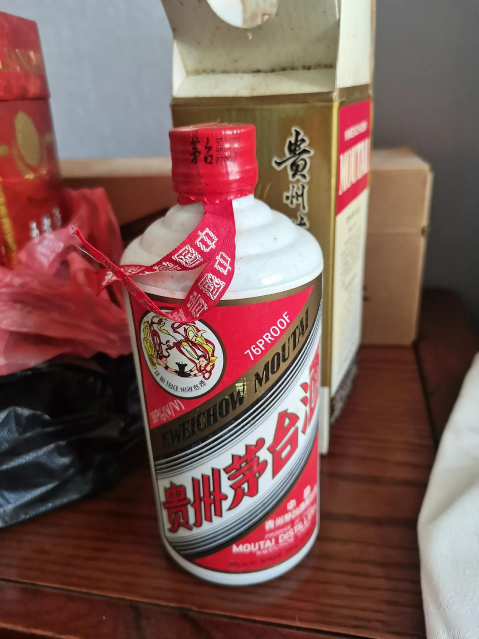 这瓶1995年的飞天茅台,还是38度的,看瓶子都满满的,还没有跑酒,但是