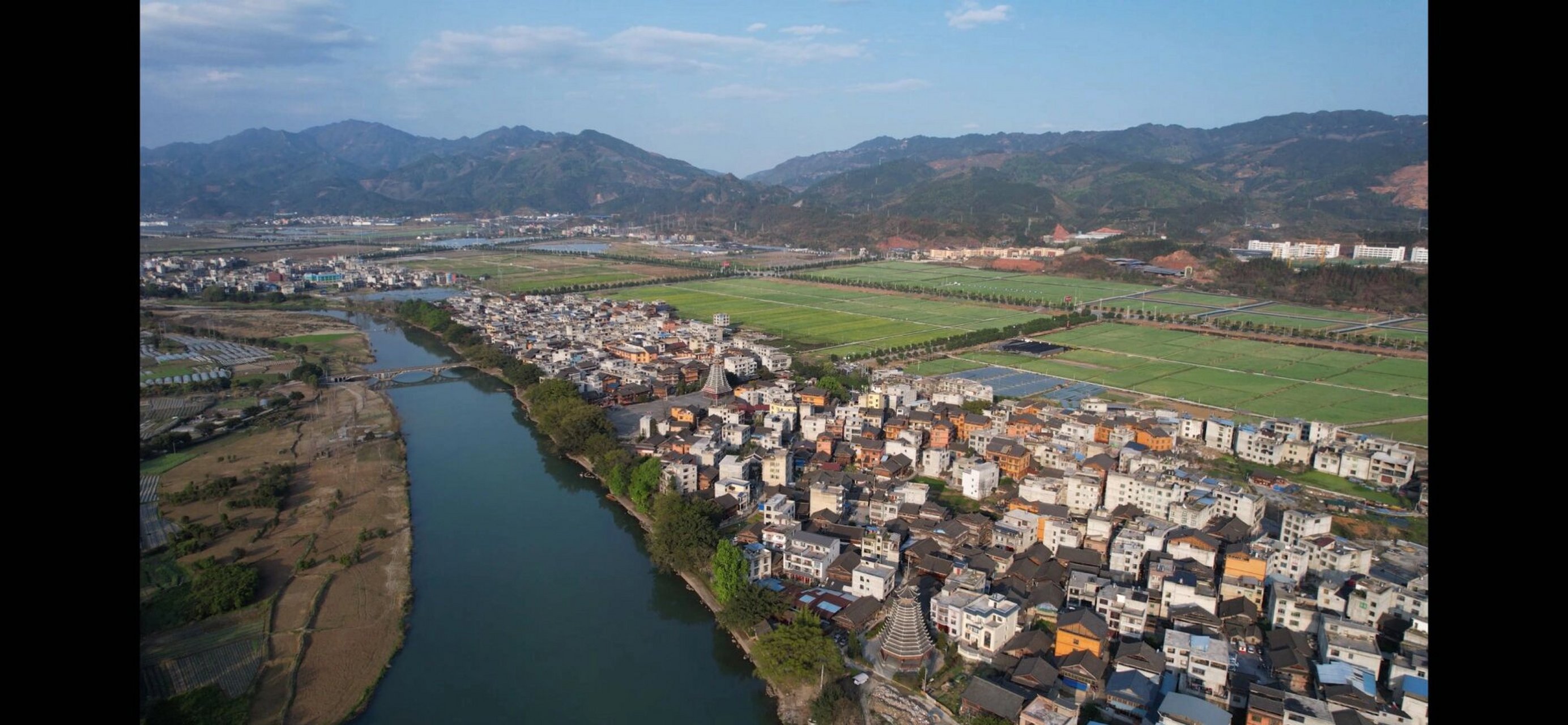 肇兴鼓楼群:位于黔东南苗族侗族自治州黎平县肇兴镇,是全国最大的