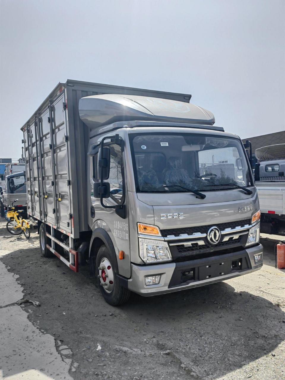 4米2轻卡厢式货车.东风轻型车,多利卡,4米2厢车,日产尼桑发动机2.