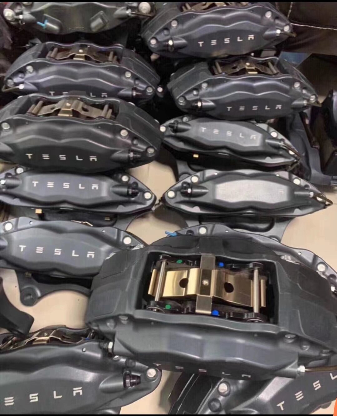 这个是特斯拉版本的f50 也是特斯拉之前标配的前4活塞卡钳,布啦博