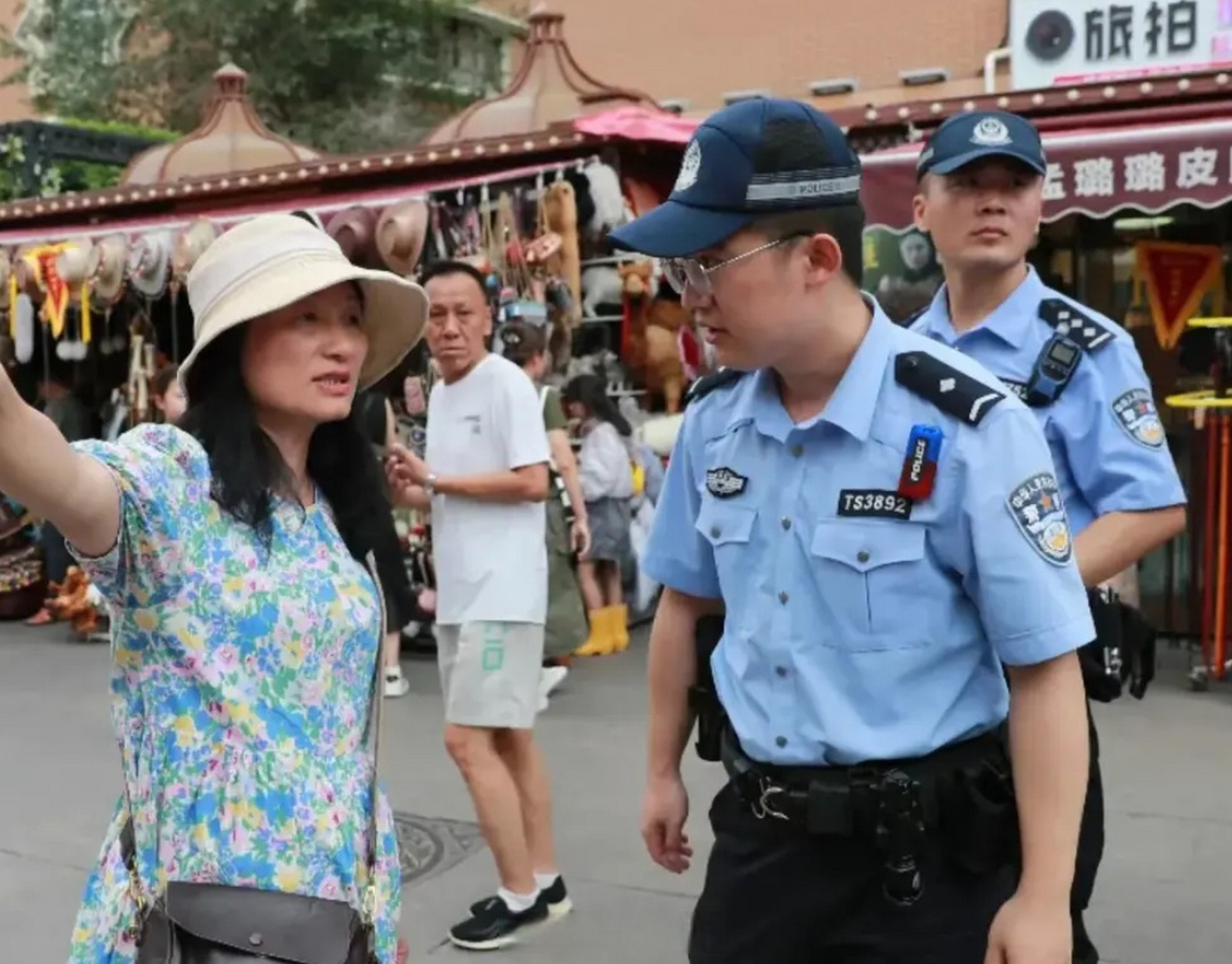 内地警察配发的新式执勤制服和执勤帽.