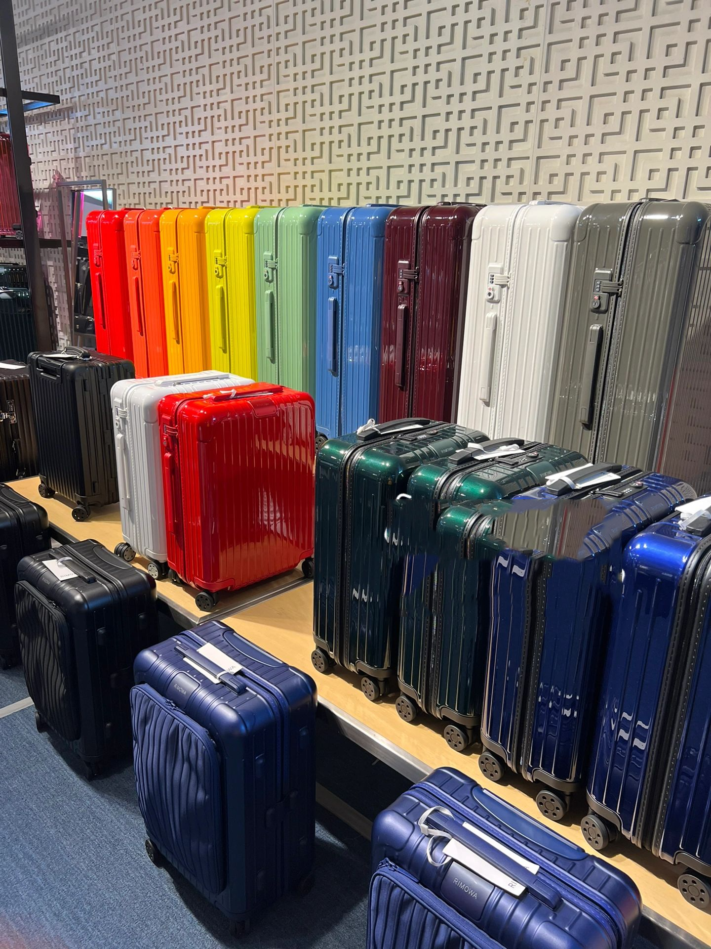 日默瓦行李箱 免税店价格美丽 可邮寄