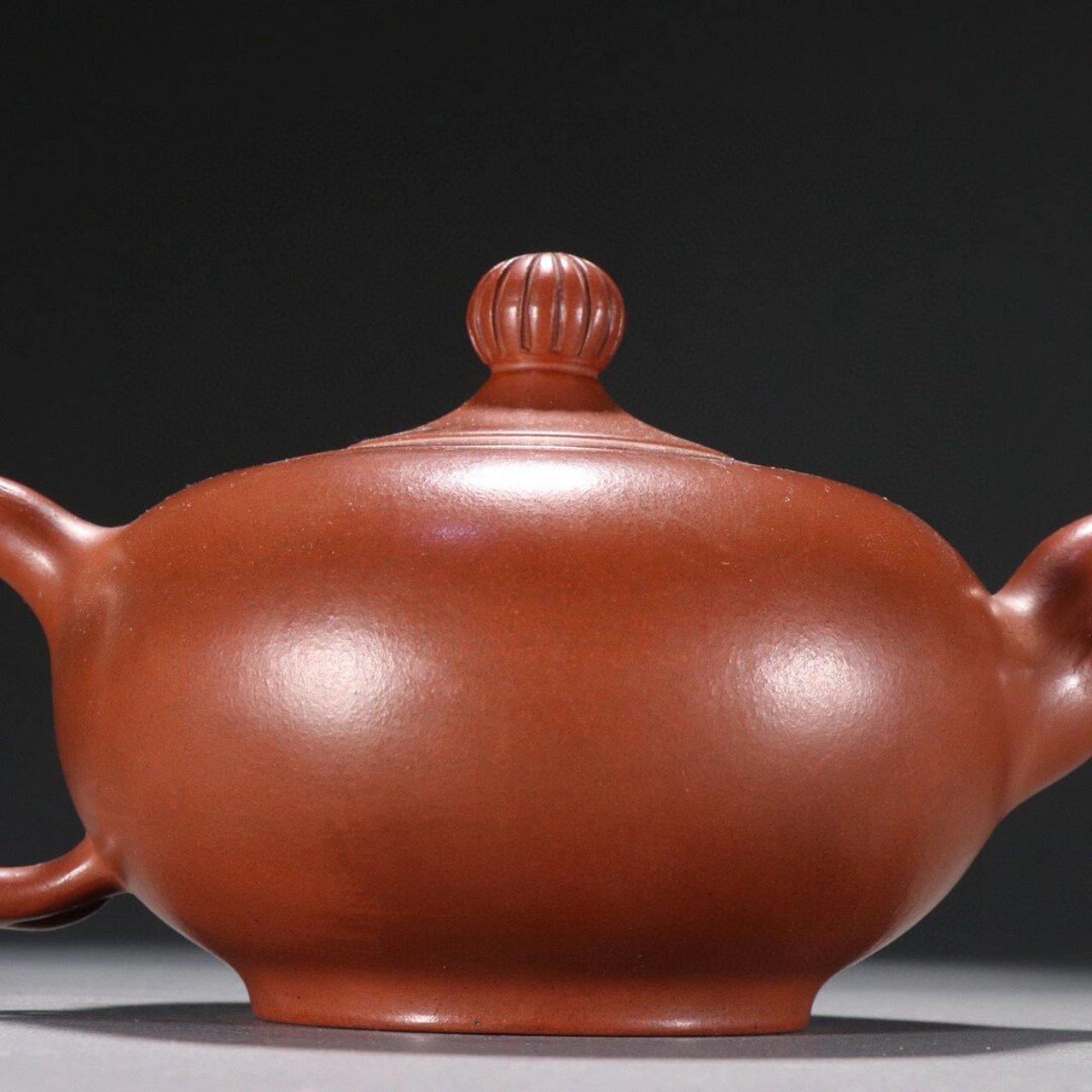 【紫砂花纹茶壶】【周桂珍款】 周桂珍款 紫砂花纹茶壶.