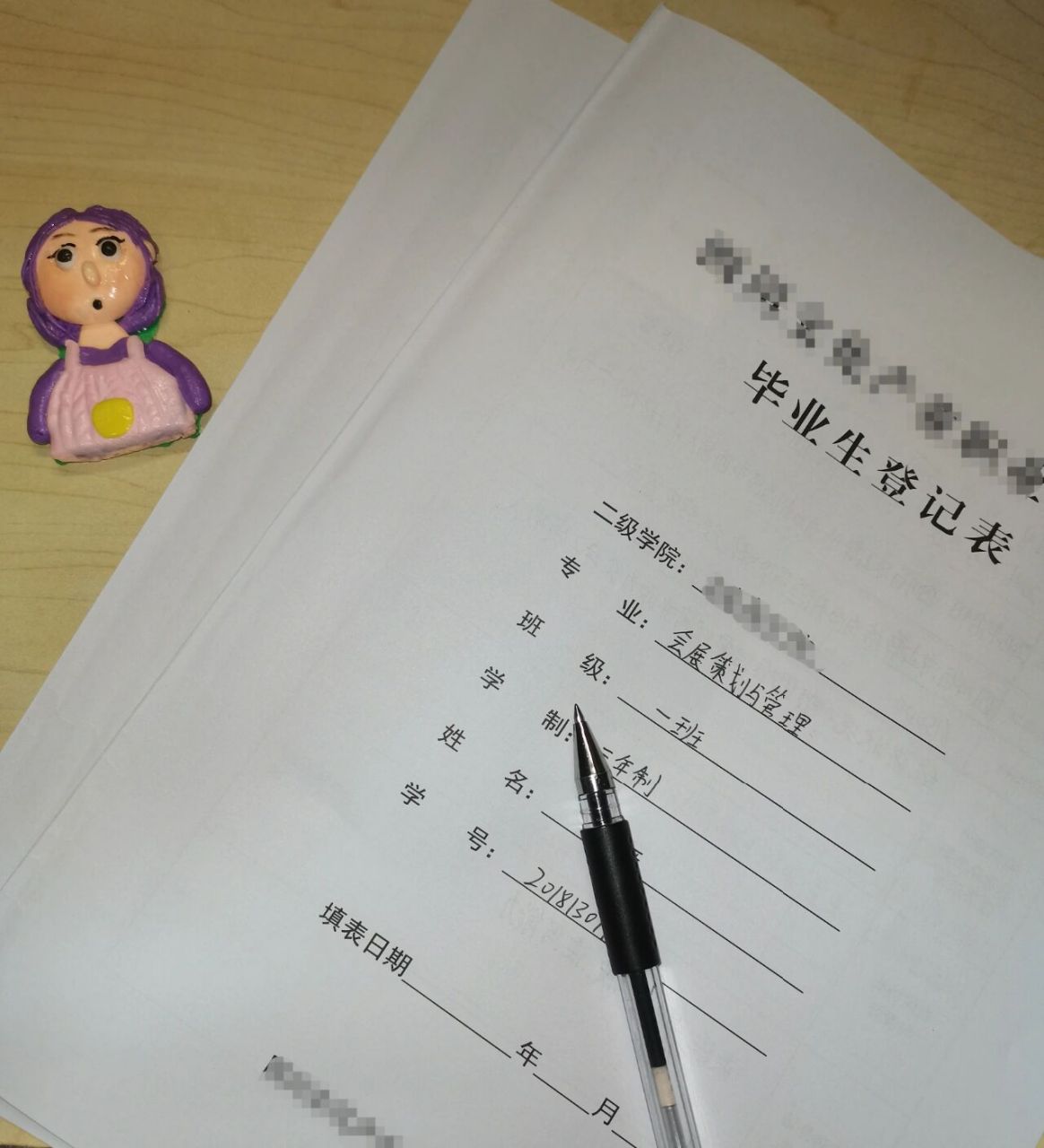 的畢業生登記表了,意識到真的要畢業了 # 工作後會懷念大學生活嗎?