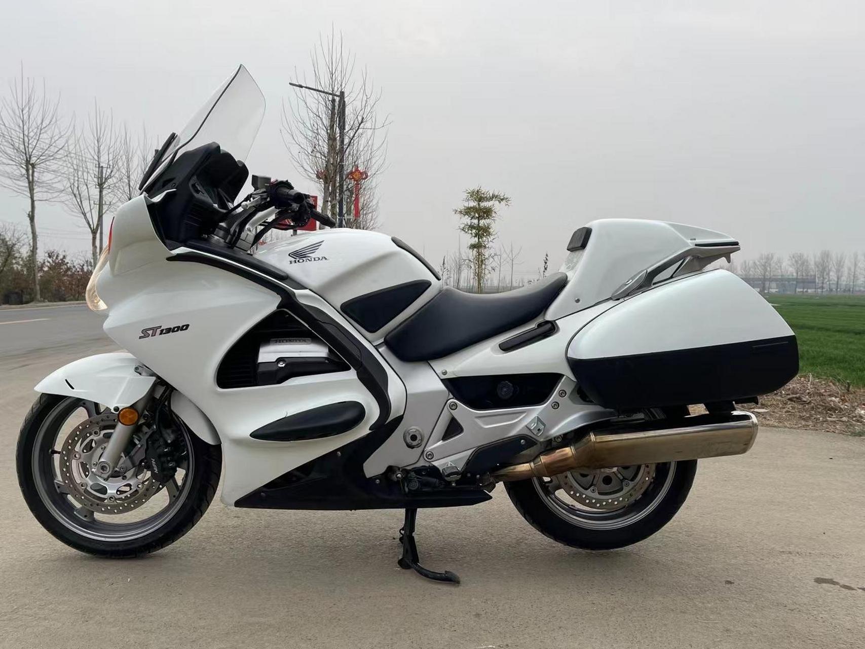 极品本田小金翼st1300搭载电喷水冷四缸1300引擎 电动风挡升降 可调节