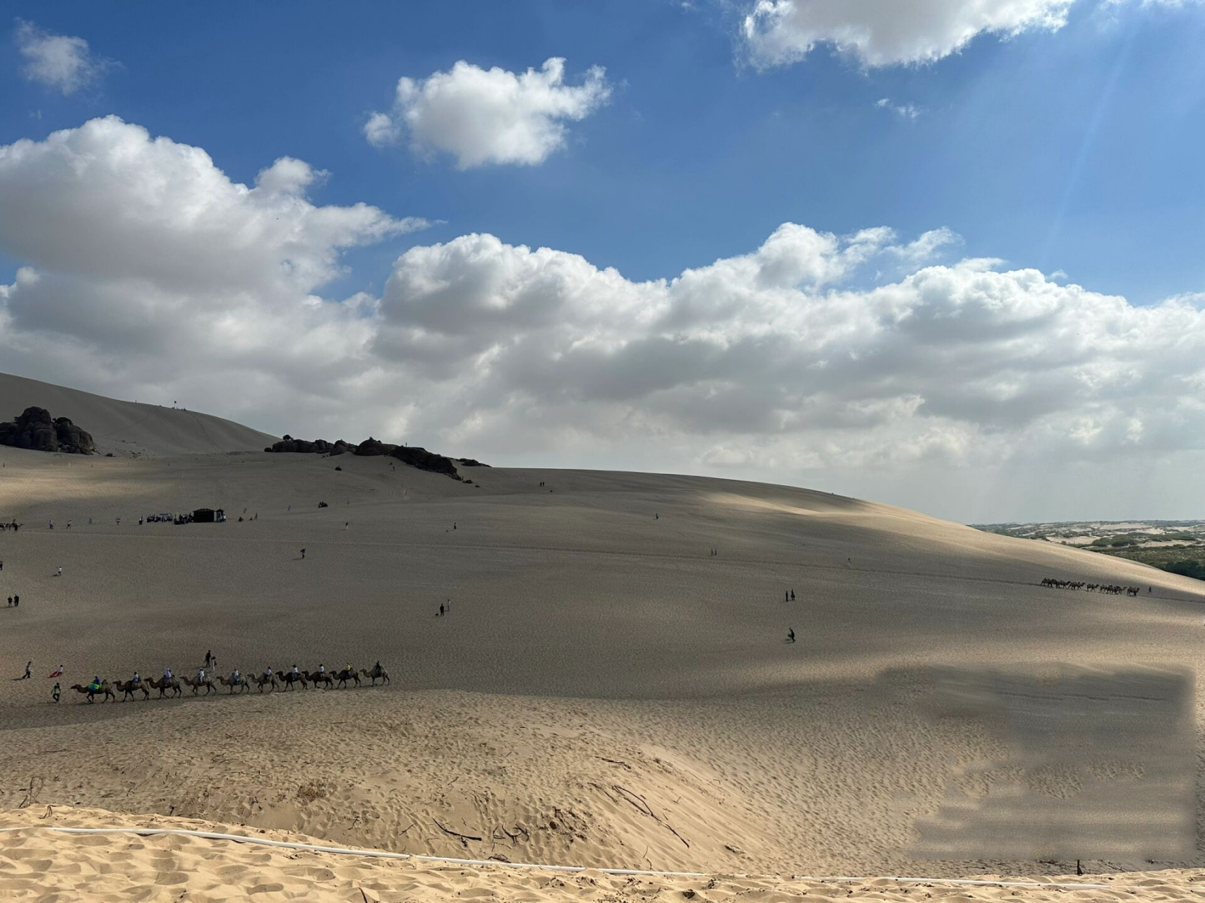 赤峰玉龙沙湖 内蒙古赤峰的风景区很多,前几天去玉龙沙湖带孩子玩了