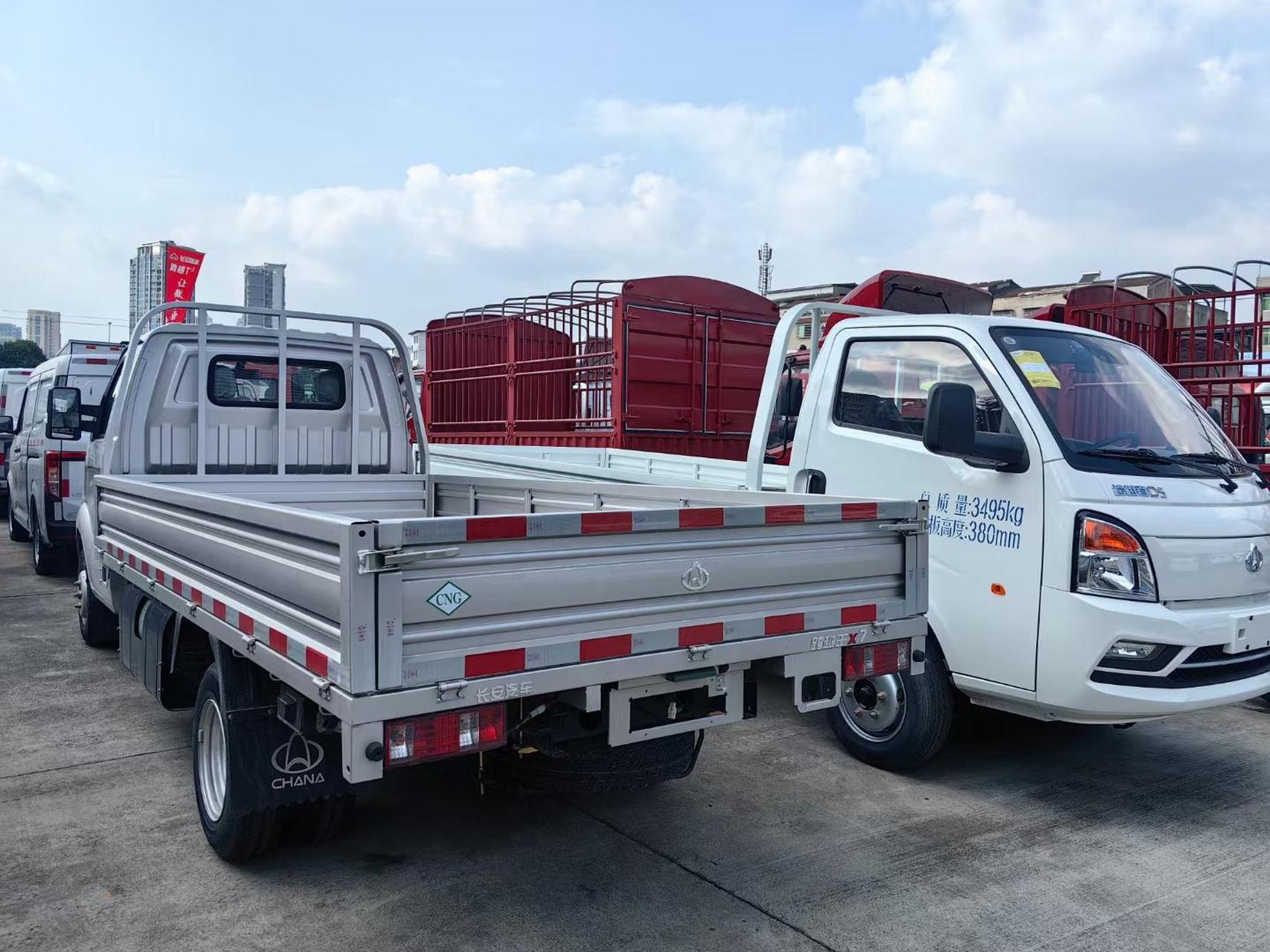 长安跨越王x7,原厂双(140l)汽瓶,双排原厂双(100l)原厂花纹底板,现车