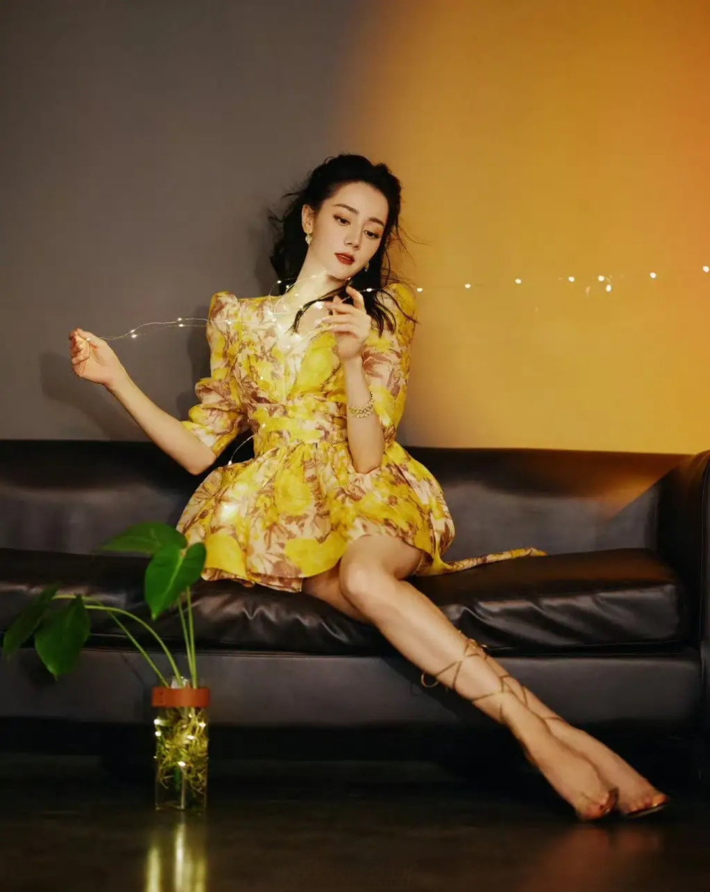 迪丽热巴因为都是"大五官",很适合面部局部放大的写真照,比全身照更