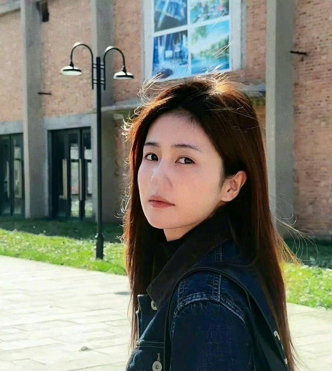 白鹿的素颜照才是初恋脸!青涩美好,有当年在猫的树mv里的感觉了