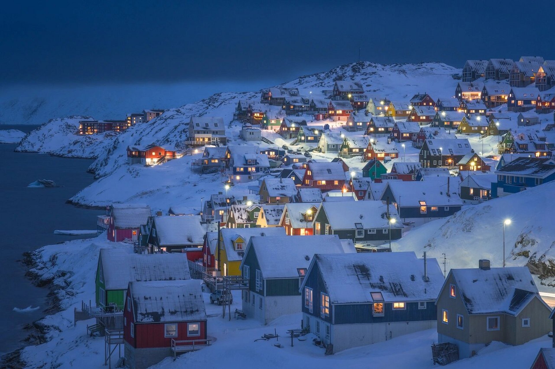 带着这个问题,我在几年前的冬天前往格陵兰岛,拍下了这些冬天的奔极