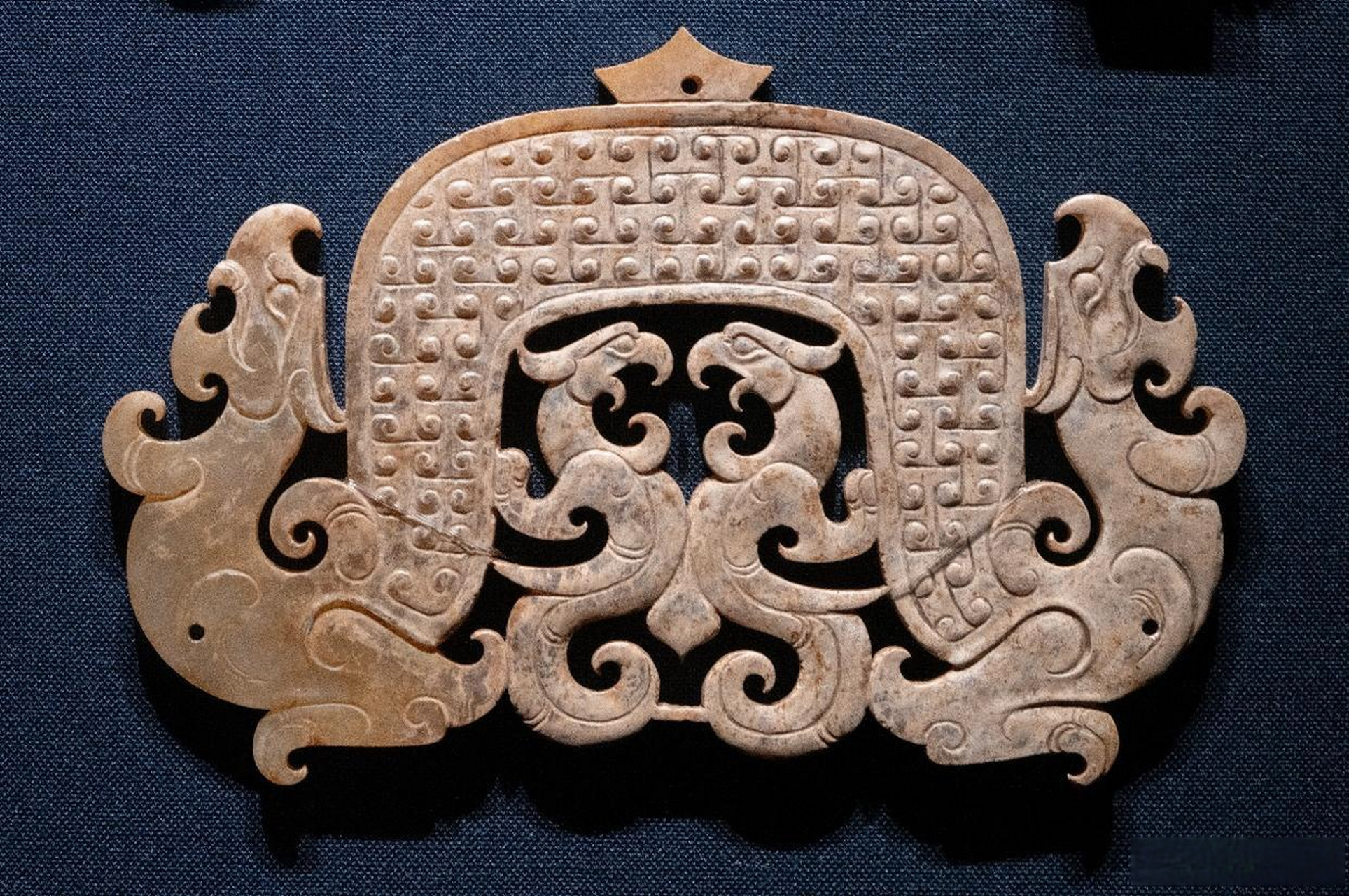 战国山东临淄商王村1号墓出土的玉龙佩