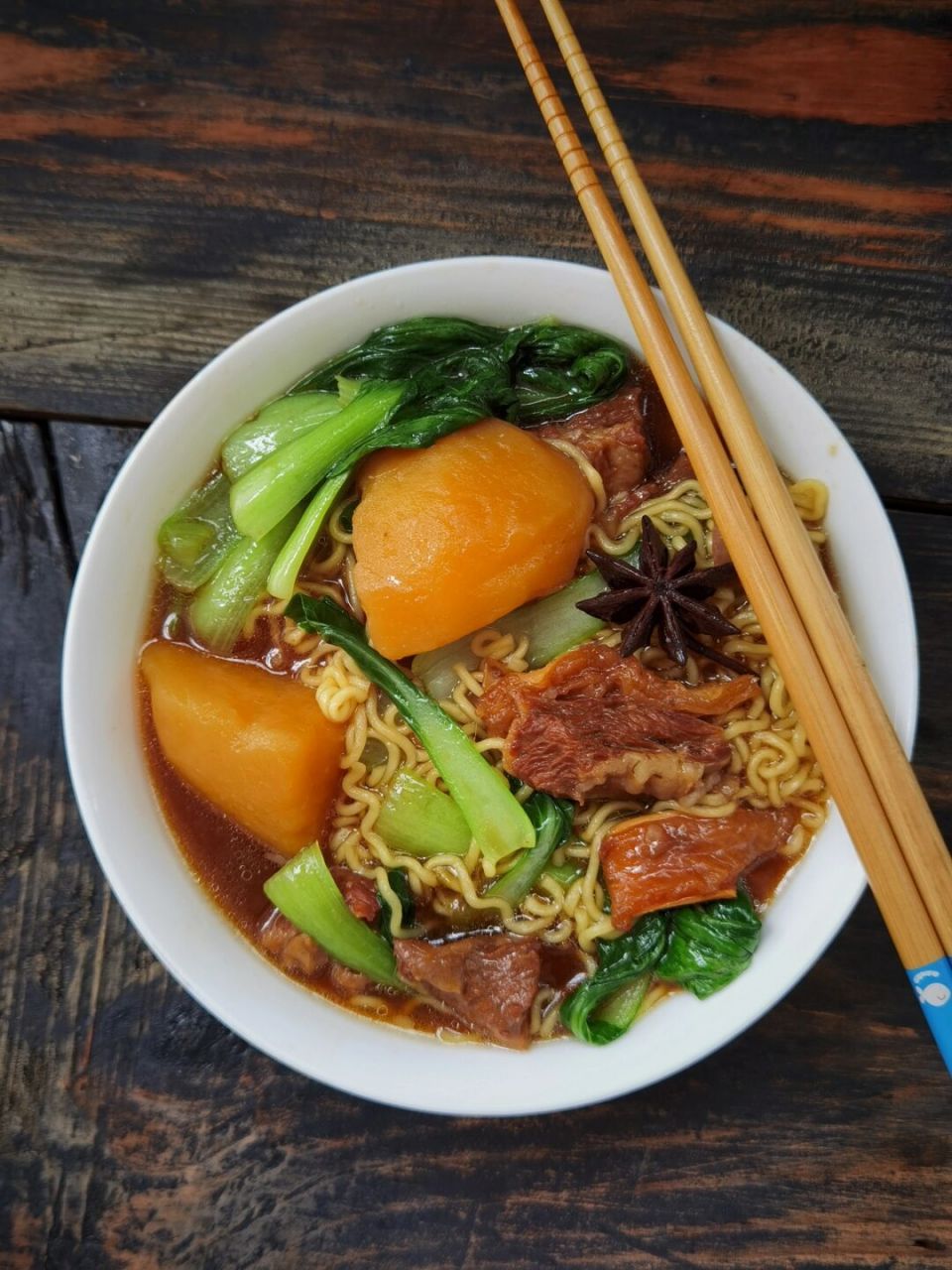 红烧牛腩面丨中式早餐 #上班族的早餐# 一大早来一碗中式的早餐,不知