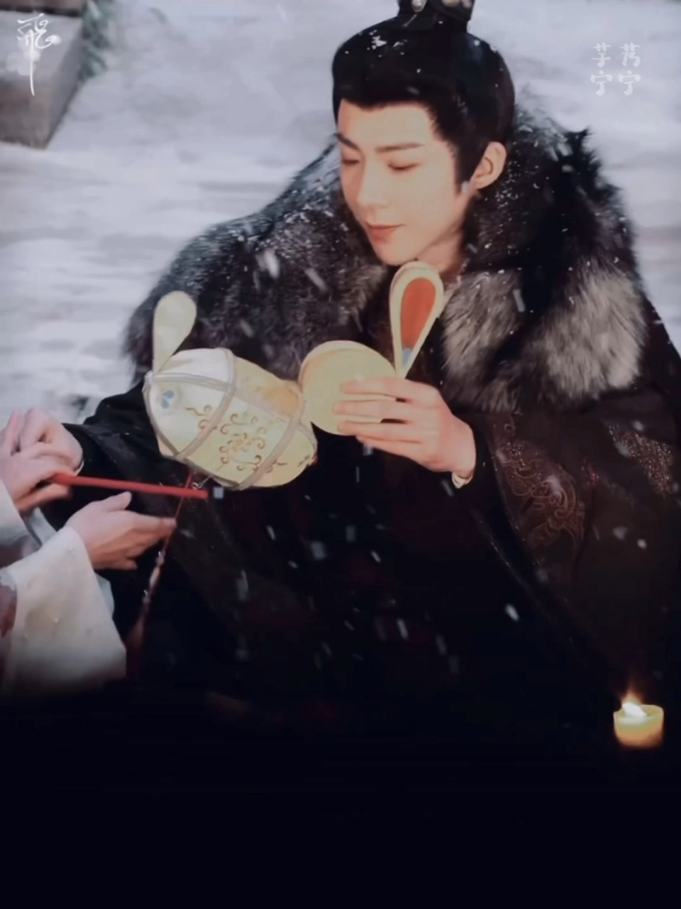 折腰刘宇宁 魏侯小乔雪夜摆弄兔兔灯 他俩气氛好像很缓和,这是解开心