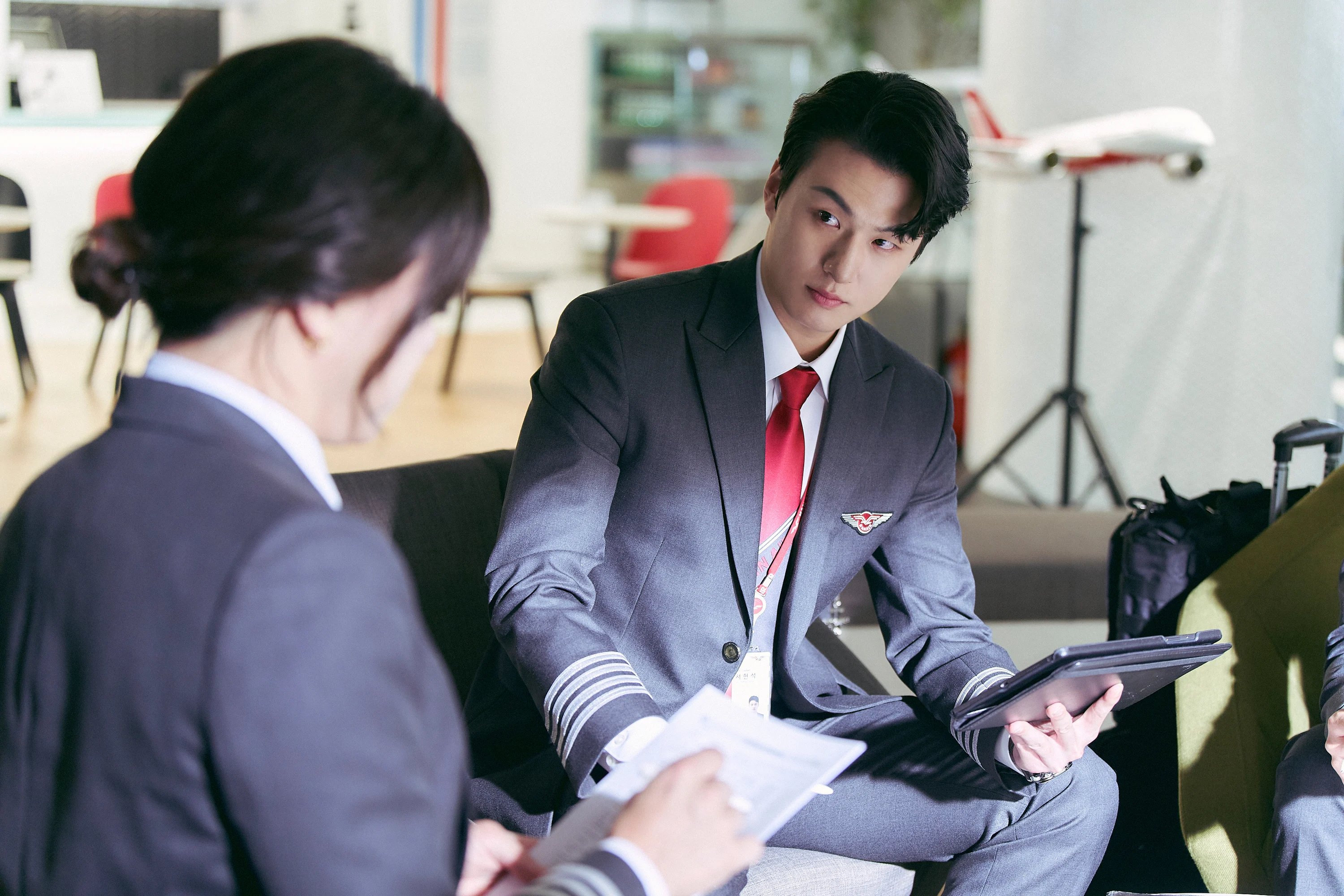 电影《飞行员》公开曹政奭【男扮女装版】韩善花等主