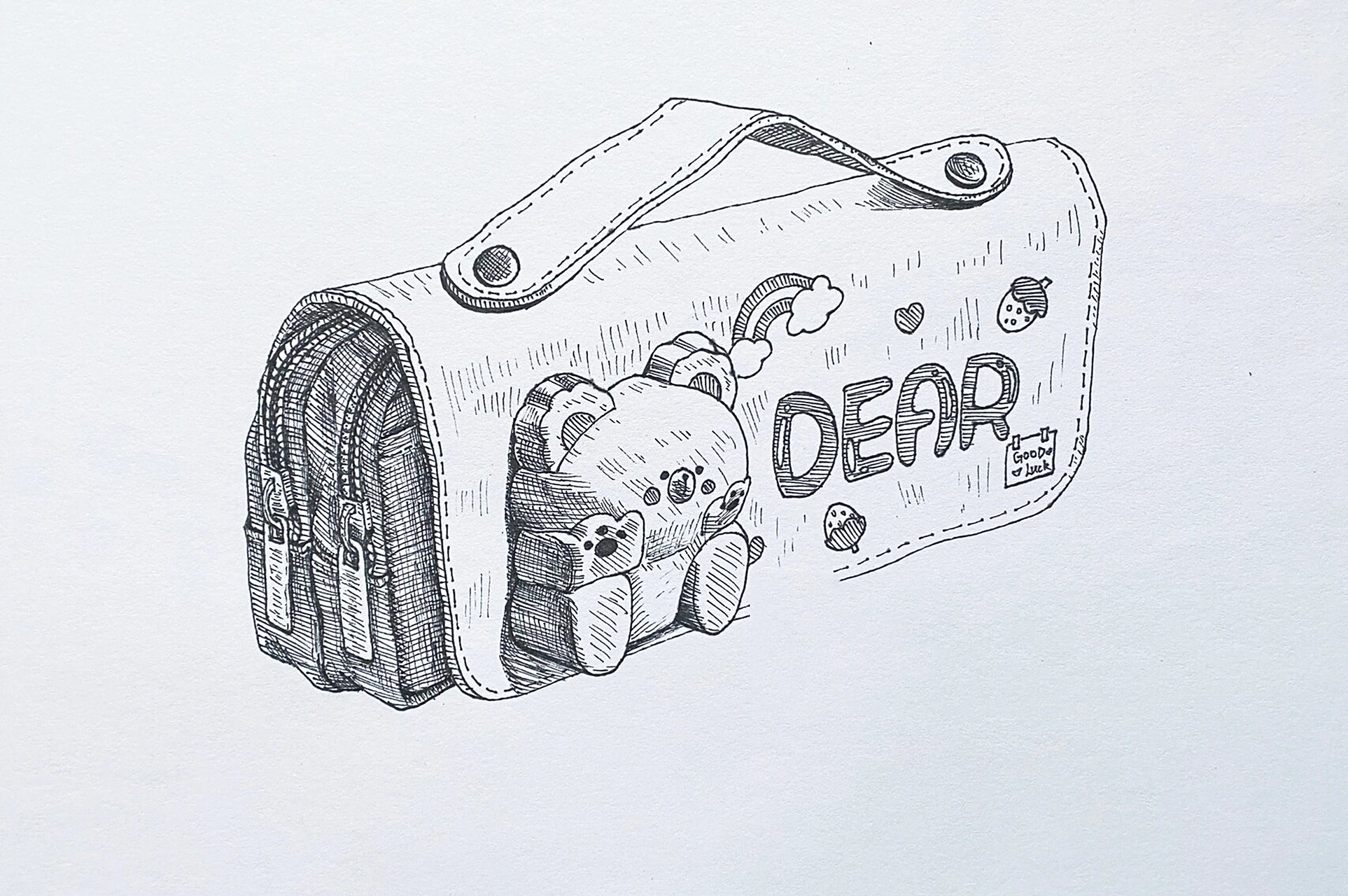 笔袋写生线描步骤: 1,图片准备 先找一些高清的笔袋图片素材,可以是多