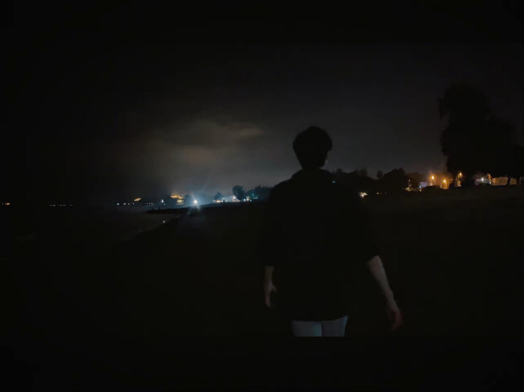 宋威龙晒海边随拍#不得不说 龙龙的背影真的很帅 感觉回头可以迷党缮