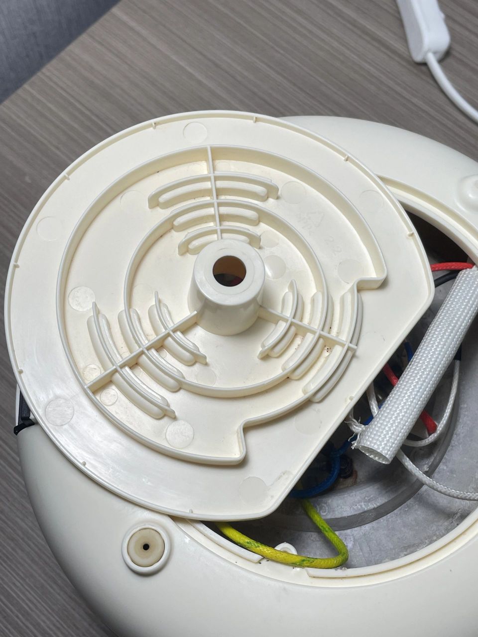 小熊电煮锅漏电跳闸01里面线路原来是这样 小熊电煮锅用了一年多了