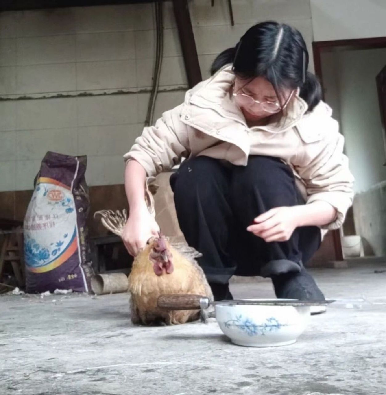 女大学生杀鸡记录 我已经在大润发杀了10年鸡了,我的心已经和我的刀一